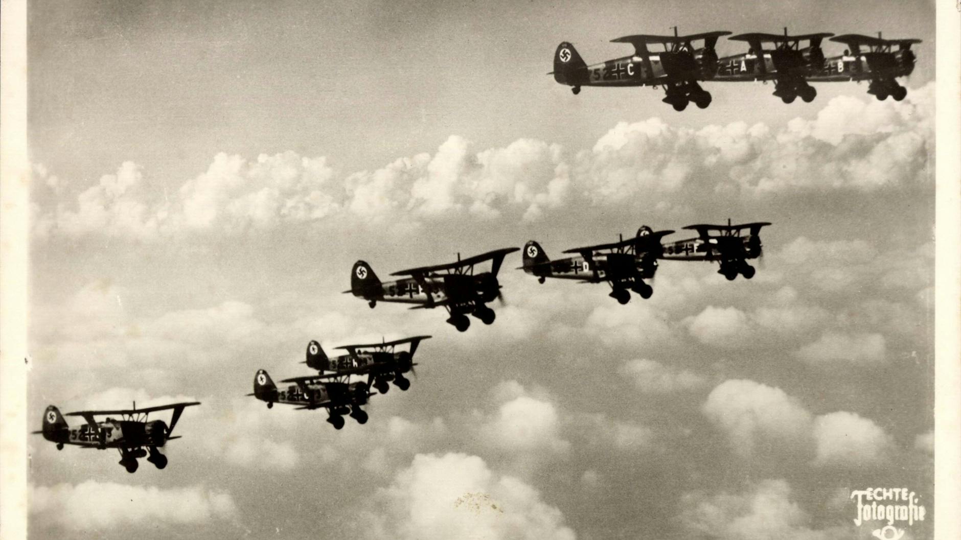 HS123 dive bombers in the 1930s. Aircraft of this type were manufactured at the Henschel-Flugzeugwerke in Schönefeld.