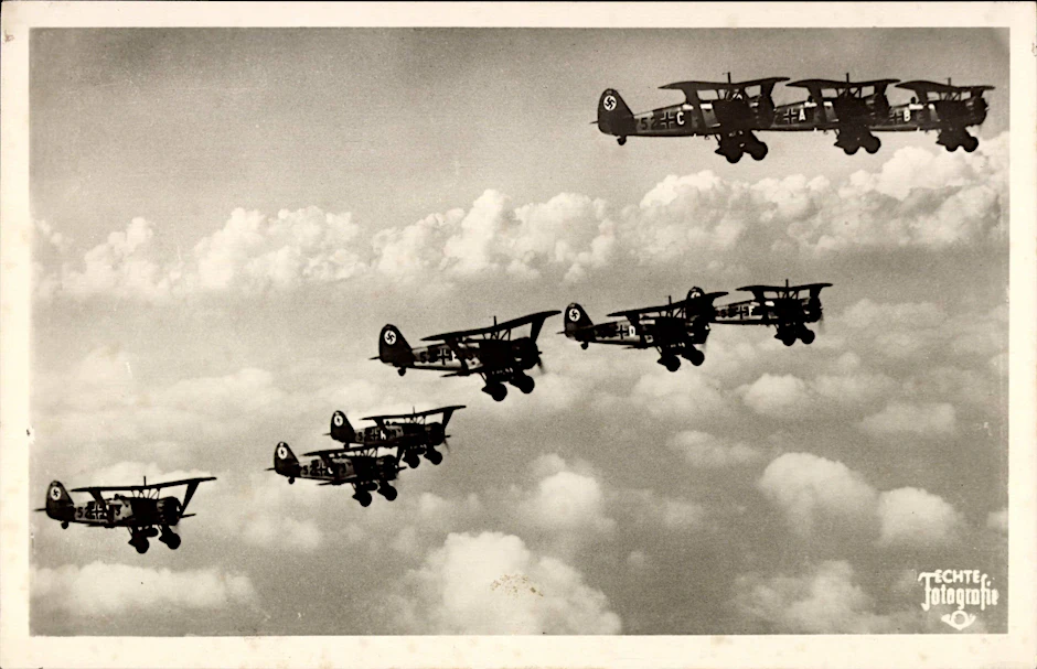 Sturzkampfbomber HS123 auf einem historischen Foto aus den 1930er-Jahren. Flugzeuge dieses Typs wurden in den Henschel-Flugzeugwerken in Schönefeld hergestellt.&nbsp;