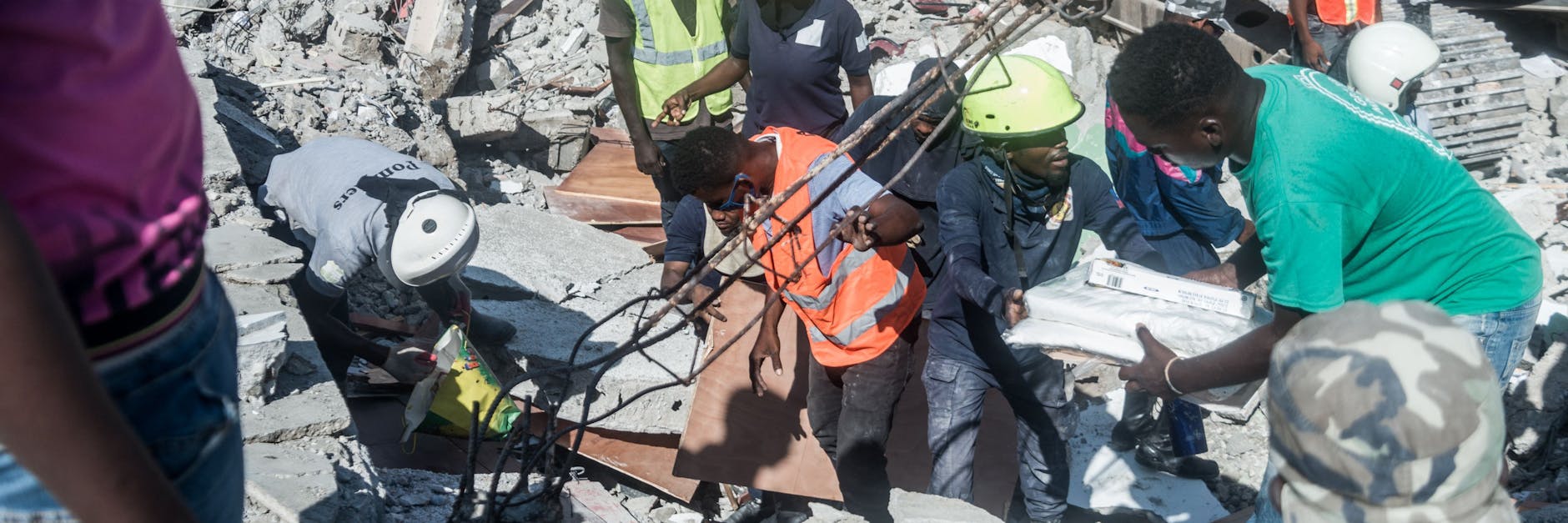 Das schwere Gerät kann nicht überall sein: Mit ihren Händen und einfachen Hilfsmitteln suchen Familien und Nachbarn in Ley Cayes nach verschütteten.