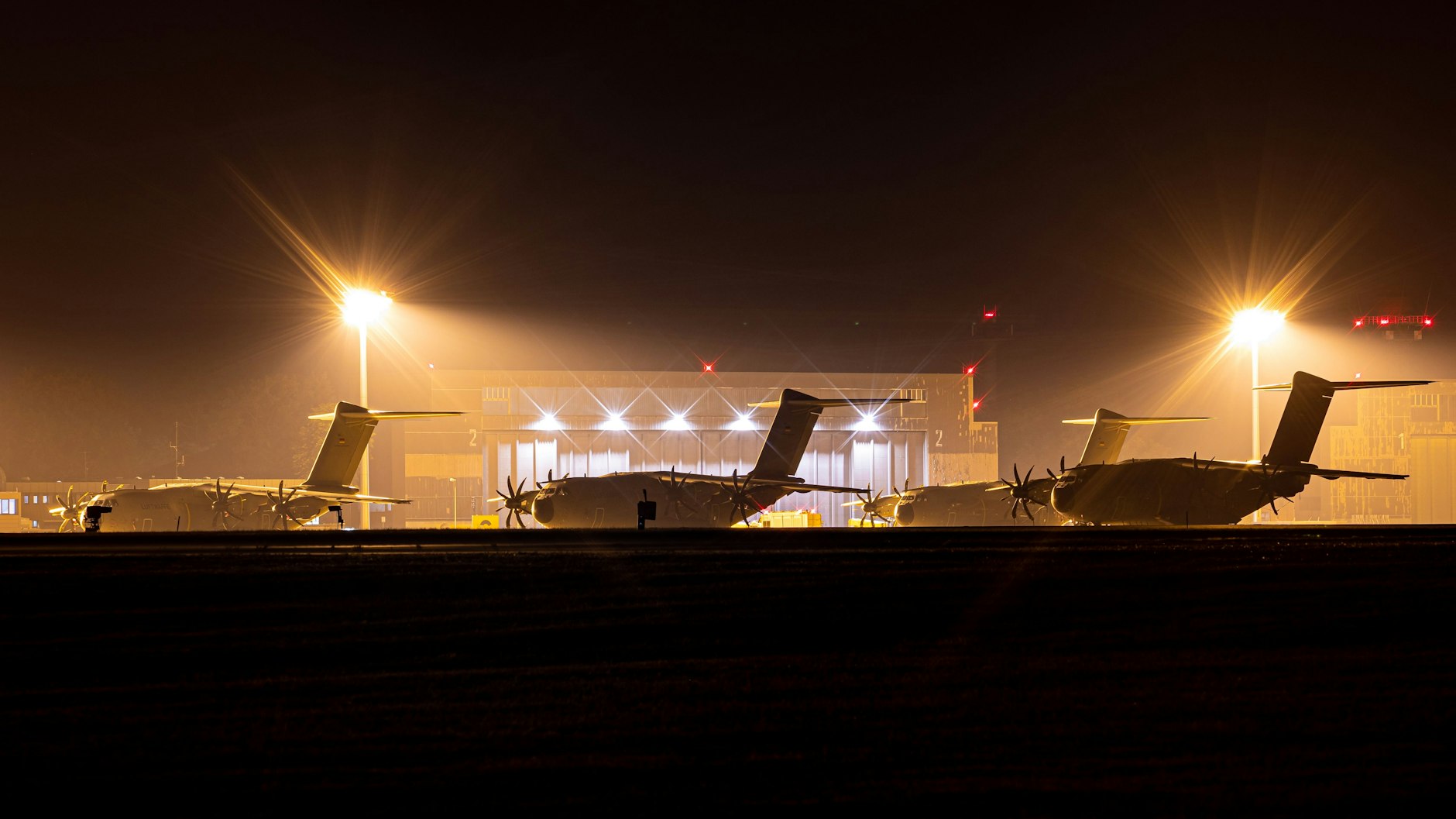 Transportflugzeuge vom Typ Airbus A400M der Luftwaffe stehen für die Evakuierung deutscher Staatsbürger und afghanischer Ortskräfte aus Kabul bereit.