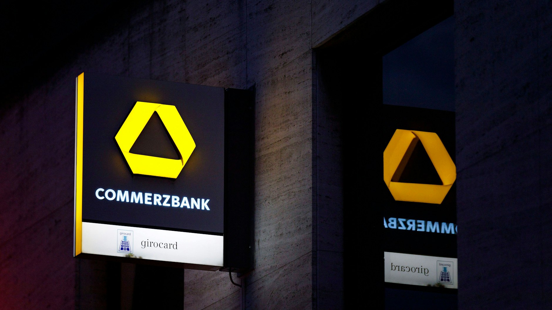 Die Commerzbank verabschiedet sich vom kostenlosen Privat-Girokonto ohne Vorbedingungen: Auch Bestandskunden müssen künftig einen monatlichen Mindesteingang von 700 Euro vorweisen, sonst werden nach dem neuen Preismodell monatlich mindestens 4,90 Euro fällig. 