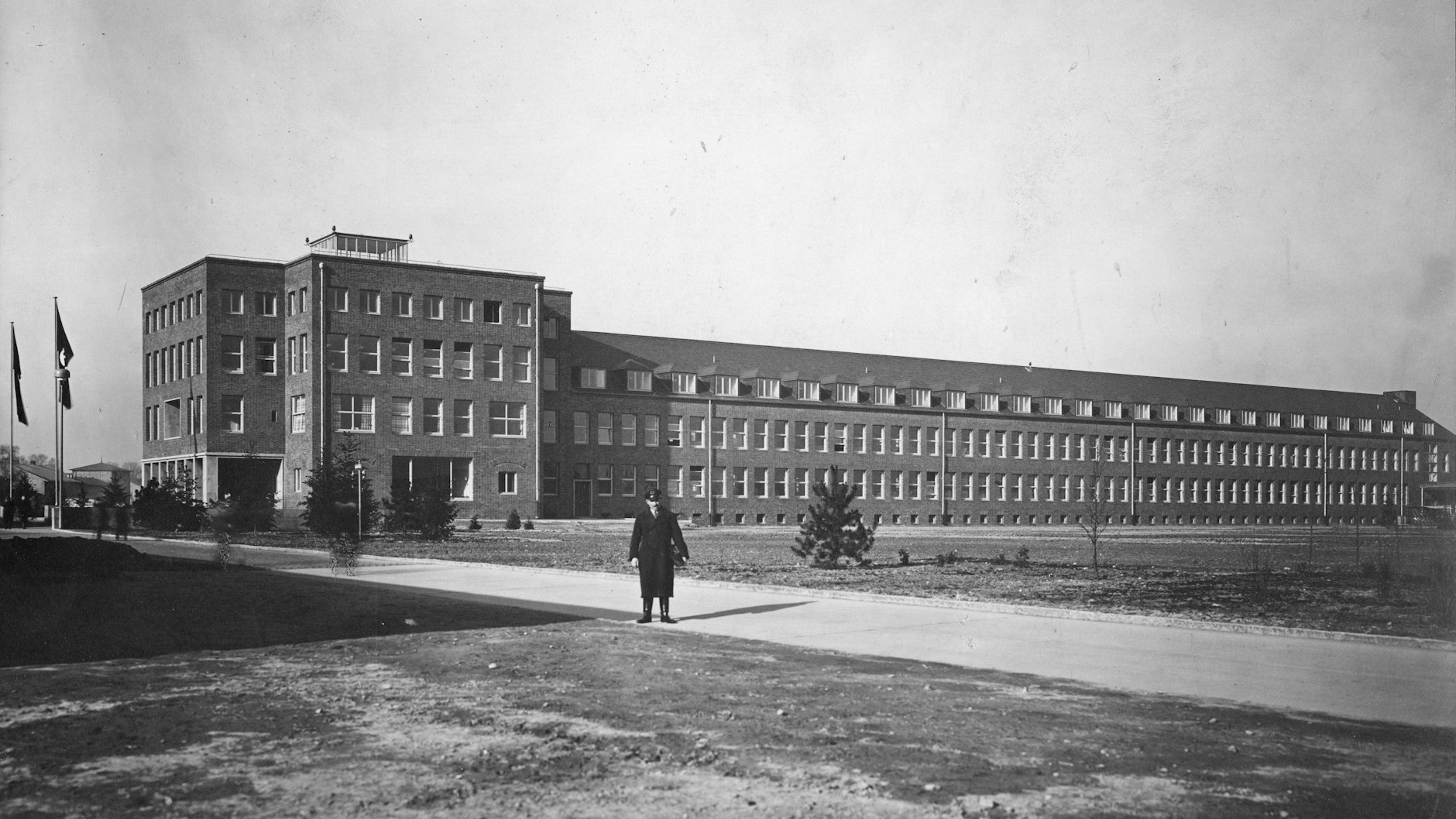 The Henschel aircraft factory in the 1930s with then director Walter Hormel. The building still stands today at Willy-Brandt-Straße 1.