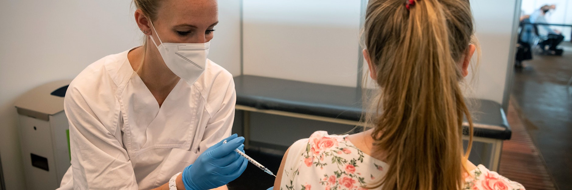 Die 15-jährige Clara wird im Impfzentrum geimpft. 