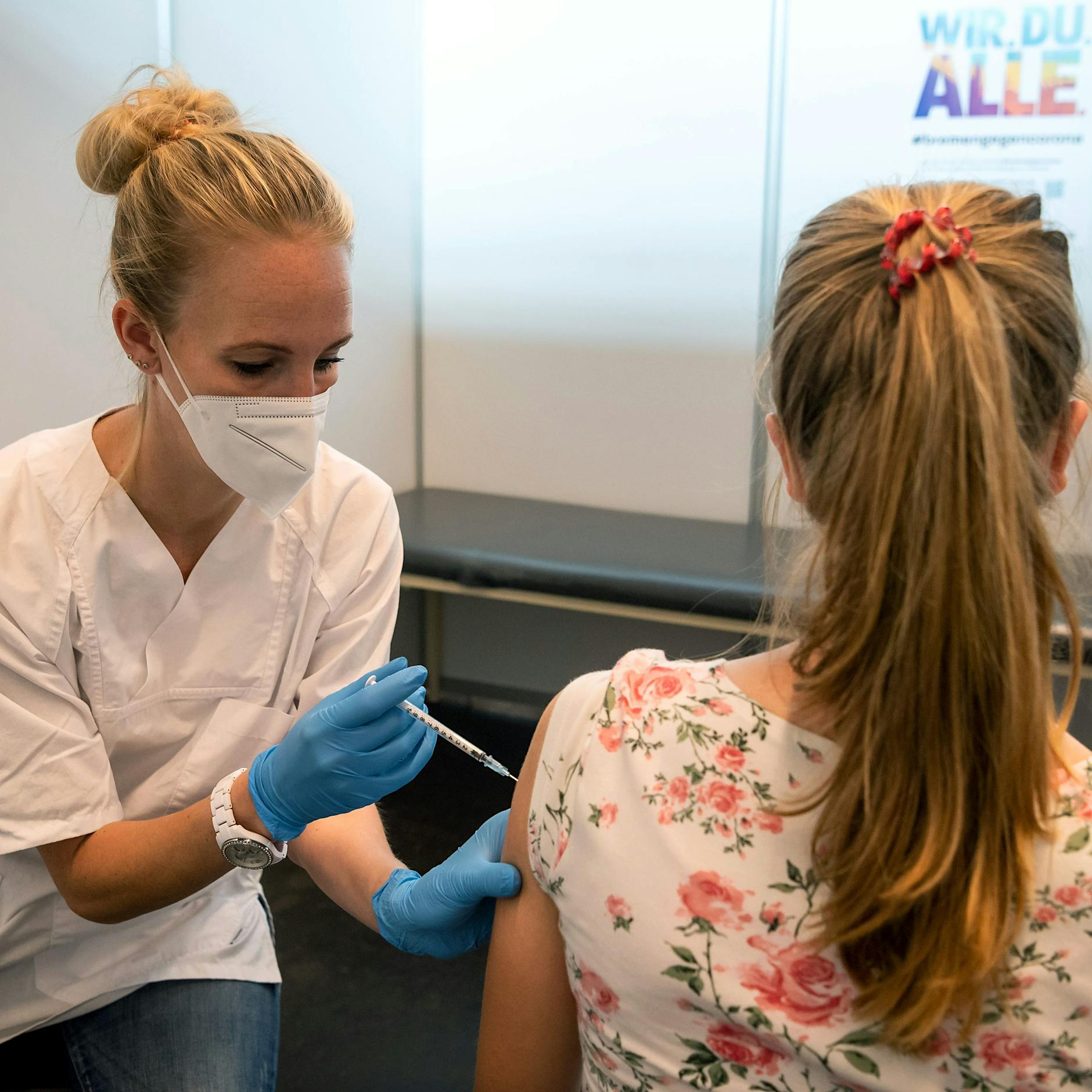 Corona-Impfung für alle Kinder ab 12: Was Eltern wissen müssen – KURIER beantwortet die wichtigen Fragen!