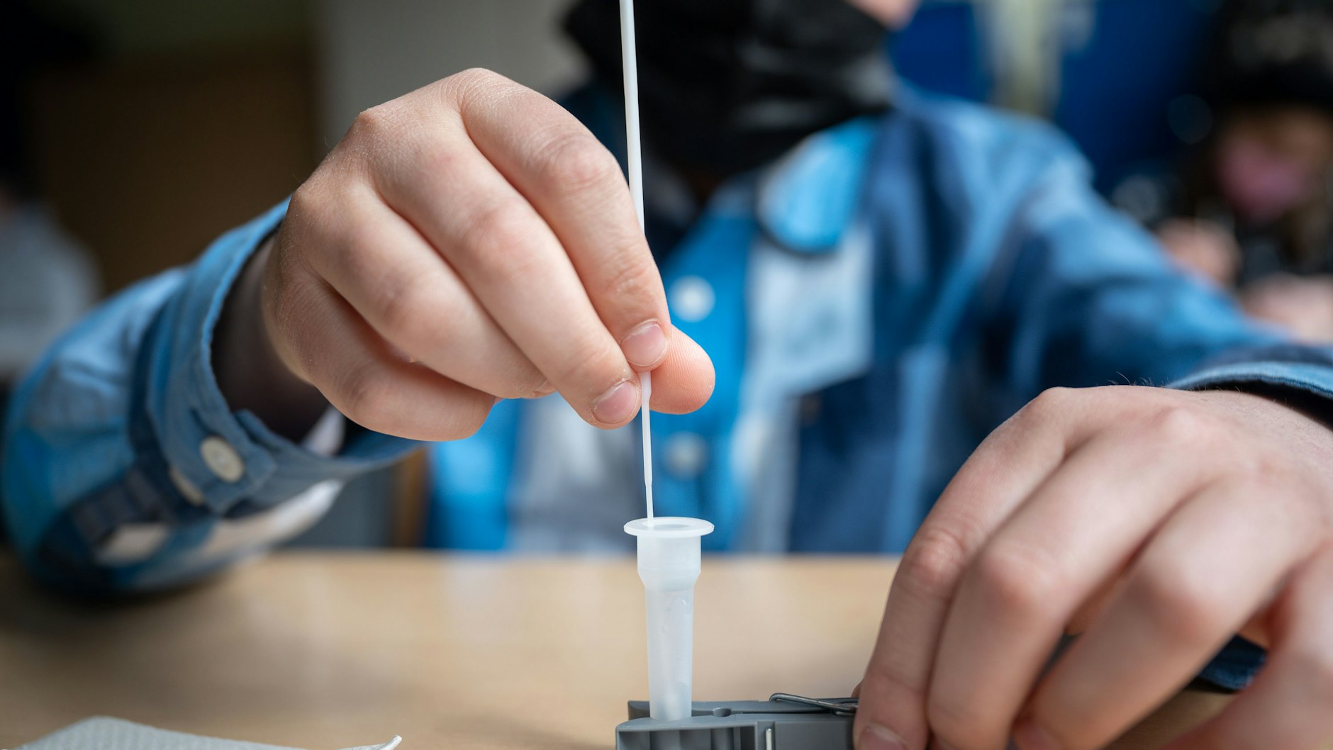 Berliner Schüler müssen sich dreimal pro Woche auf Corona testen (Symbolbild).&nbsp;