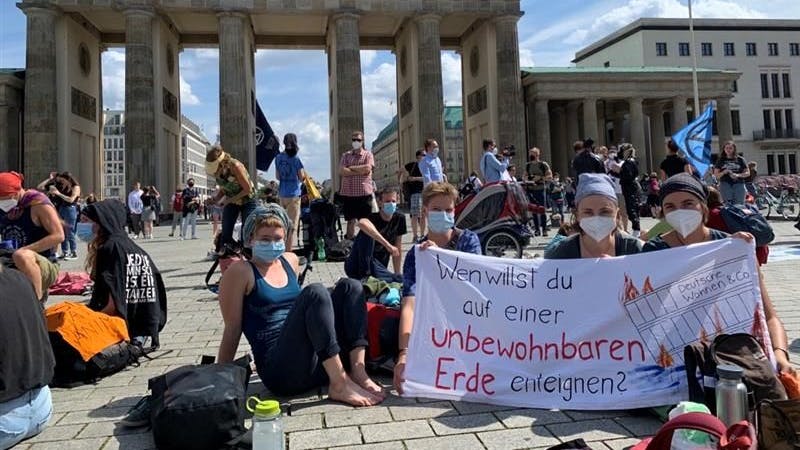 Sitzblockade am Brandenburger Tor. Die Studentinnen Anna (r.) und Lea (2. v. r.) von „Extinction Rebellion“.<br>