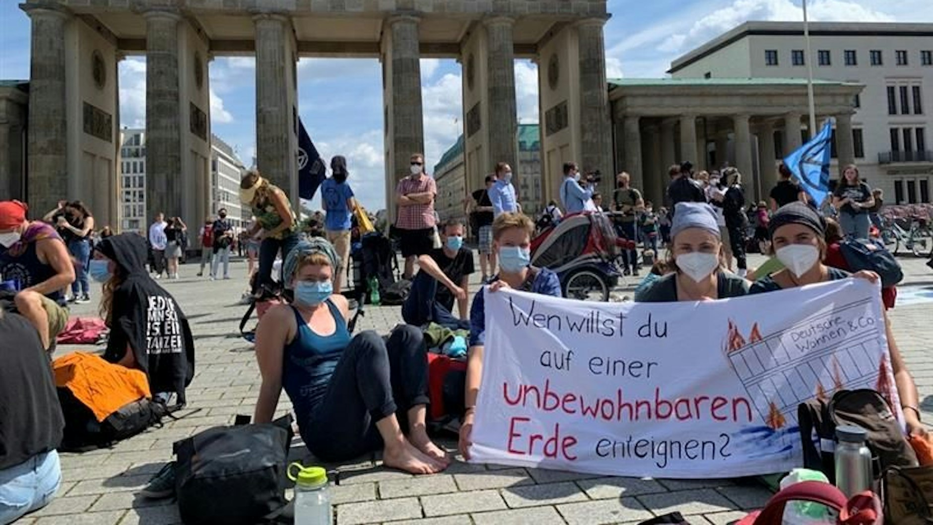 Sitzblockade am Brandenburger Tor. Die Studentinnen Anna (r.) und Lea (2. v. r.) von „Extinction Rebellion“.<br>