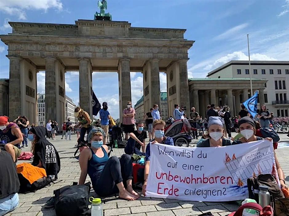 Sitzblockade am Brandenburger Tor. Die Studentinnen Anna (r.) und Lea (2. v. r.) von „Extinction Rebellion“.<br>