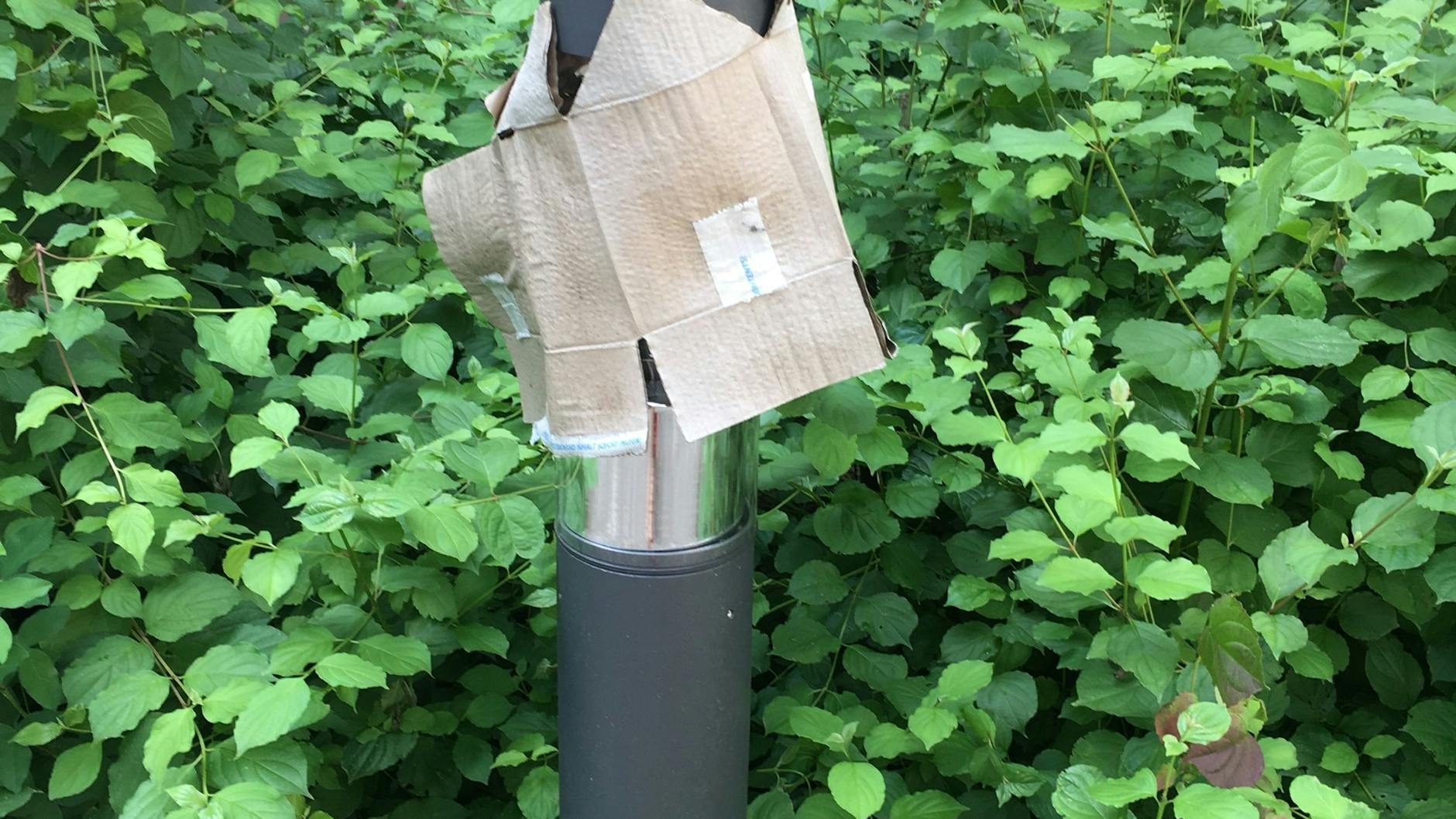 Pappe drüber, Licht dunkler – so haben die Anwohner das Laternen-Problem gelöst.