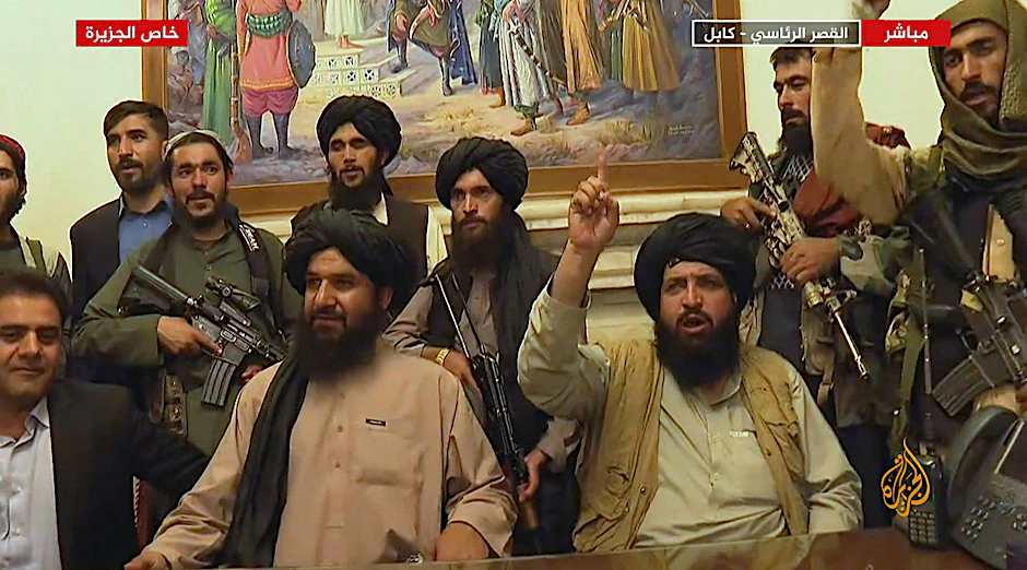 Taliban am Montag im Präsidentenpalast in Kabul. Die Islamisten haben die Kontrolle über Afghanistan übernommen.