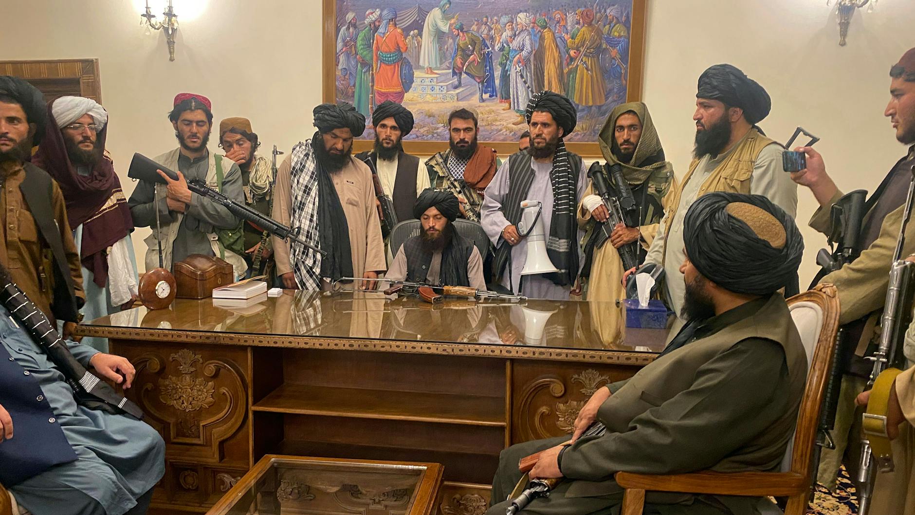 In sozialen Netzen waren zuvor Bilder von Taliban-Kämpfern zu sehen, die sich im Präsidentenpalast in Kabul präsentierten.