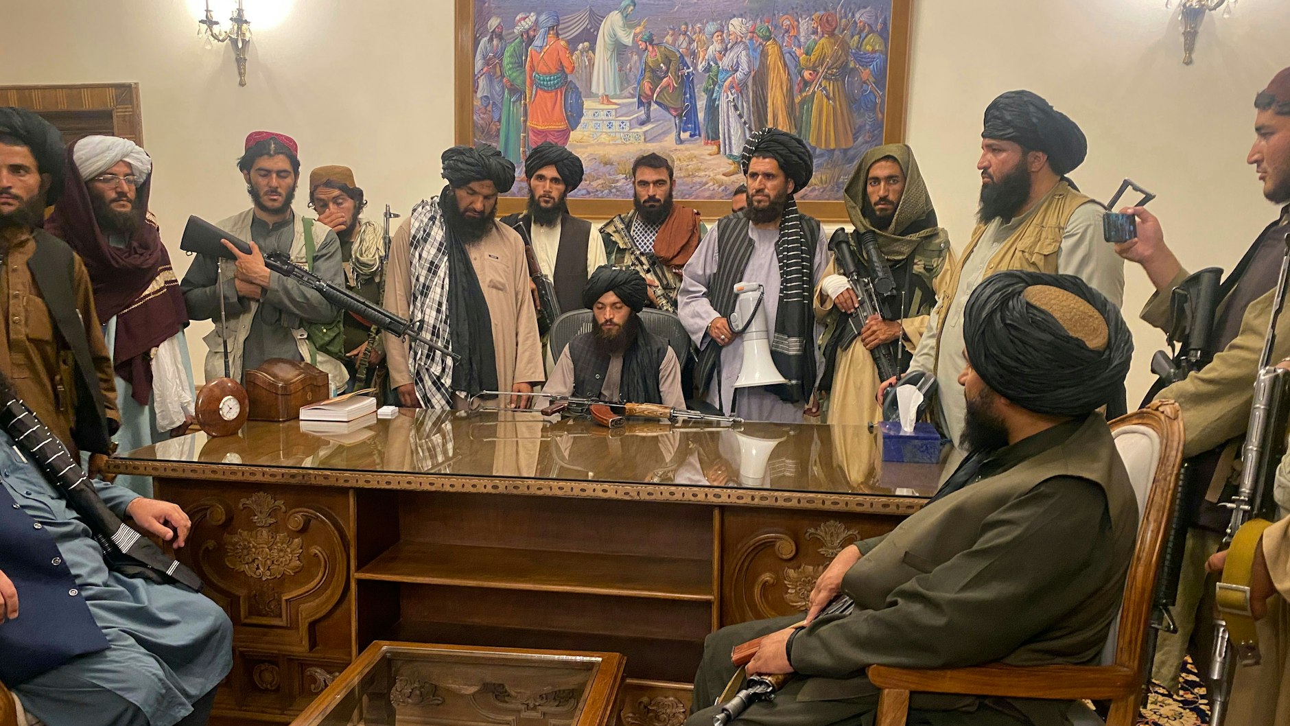 In sozialen Netzen waren zuvor Bilder von Taliban-Kämpfern zu sehen, die sich im Präsidentenpalast in Kabul präsentierten.