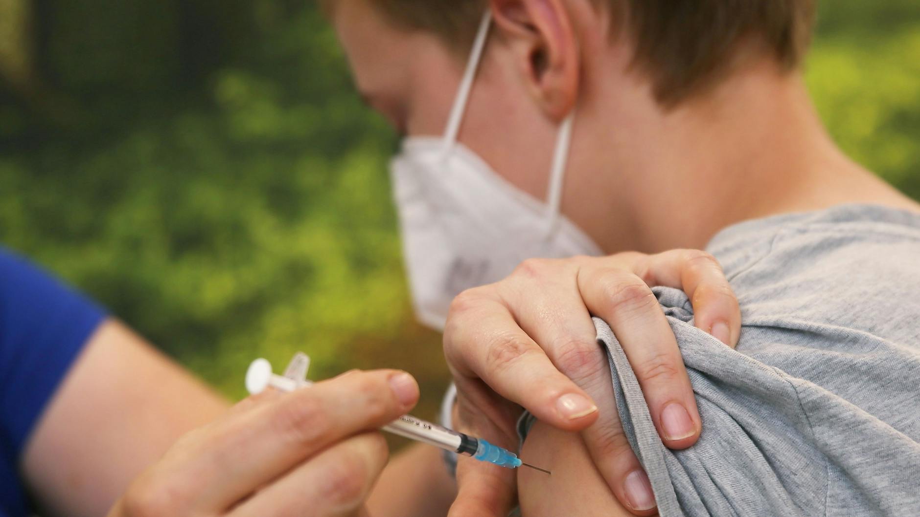 Corona-Impfung eines Jugendlichen (Symbolbild). 