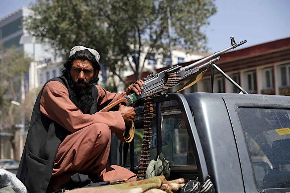Ein Taliban-Kämpfer am Montag vor dem Präsidentenpalast in Kabul.&nbsp;
