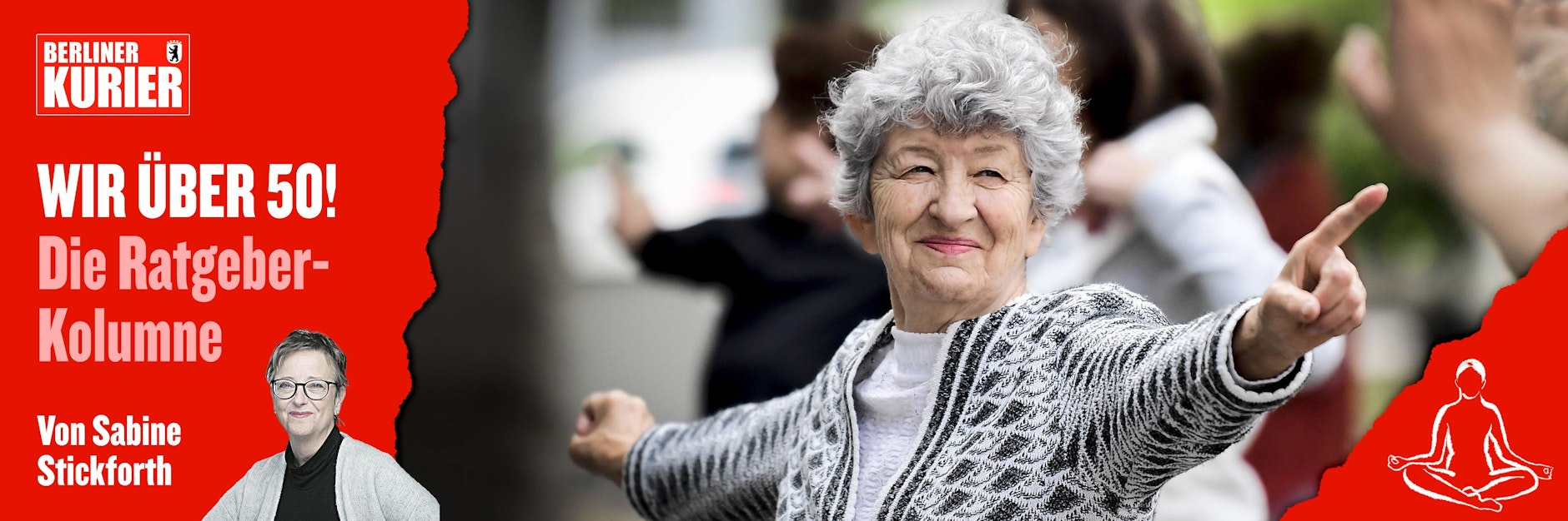 Eine ältere Dame bei einer Qi Gong Übung im Park - der besondere Sport kann vor allem im Alter ein guter Ausgleich sein.