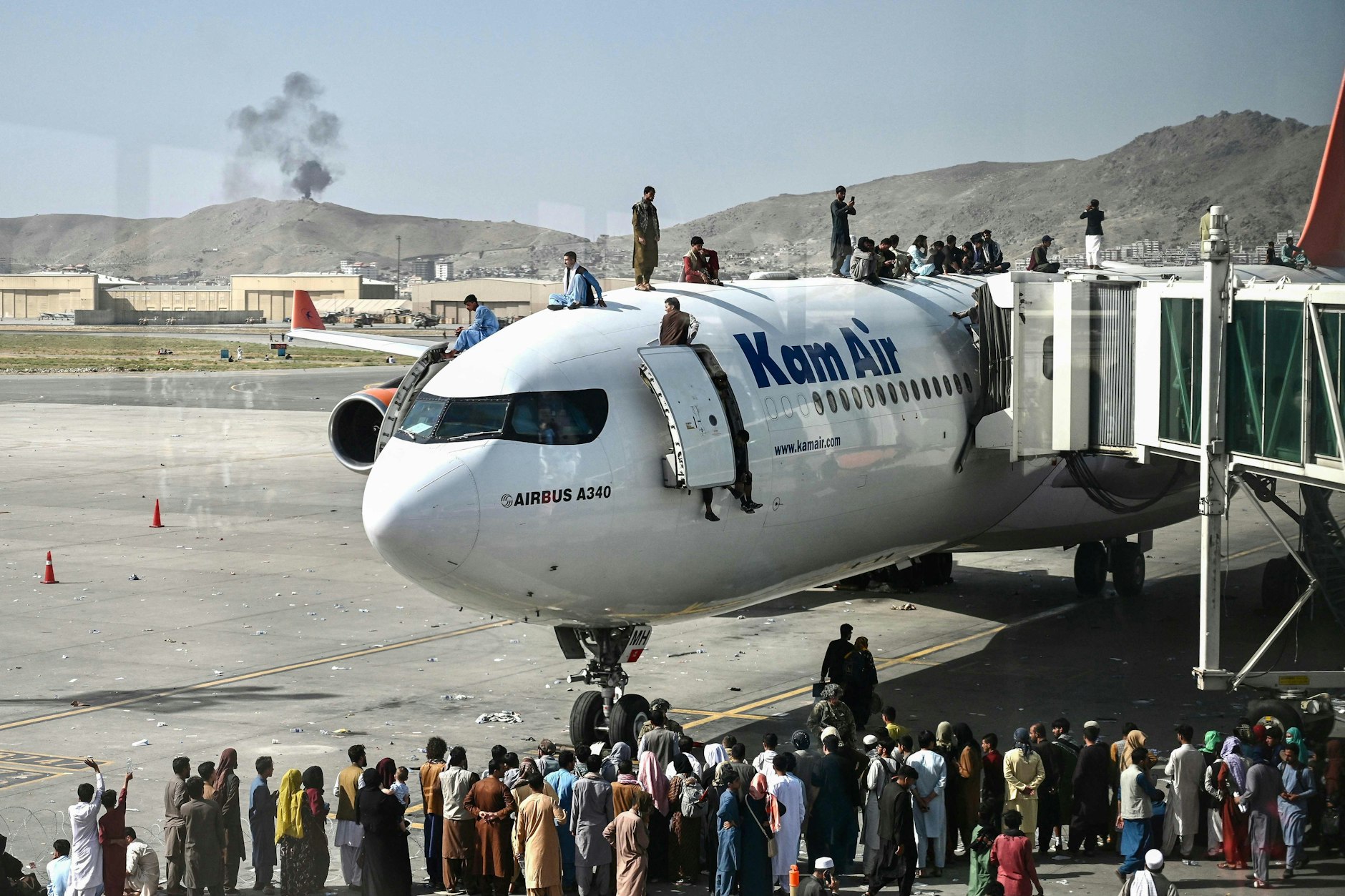 Der internationale Flughafen Kabul am Montag: Menschen klettern auf die Flugzeuge, Tausende wollen ins Ausland flüchten. Allerdings legten sie so den Flugverkehr zunächst lahm.&nbsp;