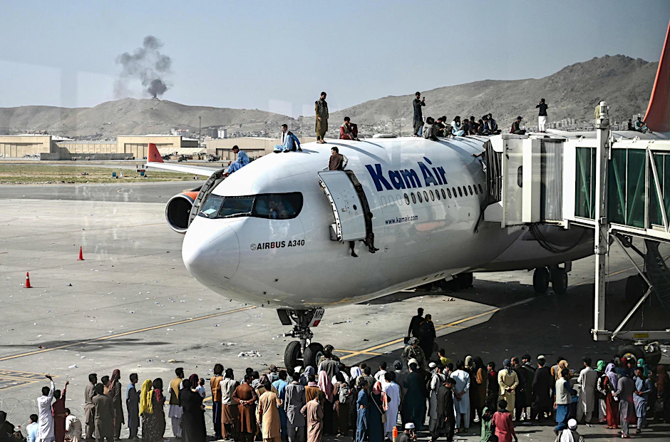 Der internationale Flughafen Kabul am Montag: Menschen klettern auf die Flugzeuge, Tausende wollen ins Ausland flüchten. Allerdings legten sie so den Flugverkehr zunächst lahm.&nbsp;
