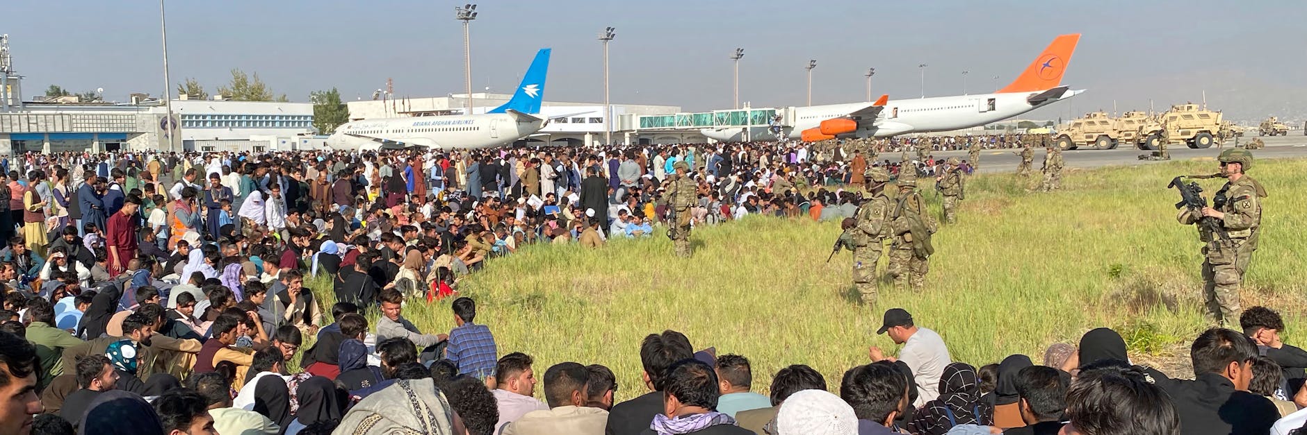 In Kabul war es am Montag zu Chaos am Flughafen gekommen. Afghanen, die vor den Taliban fliehen wollten, rannten auf das Flugfeld. 