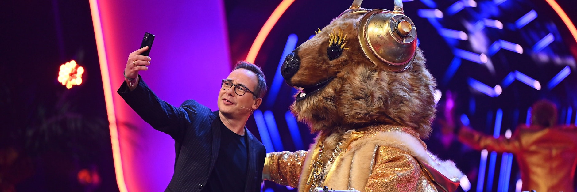 Matthias Opdenhövel moderiert&nbsp;„The Masked Singer“. Hier schießt er ein Selfie mit dem Quokka aus Staffel vier.