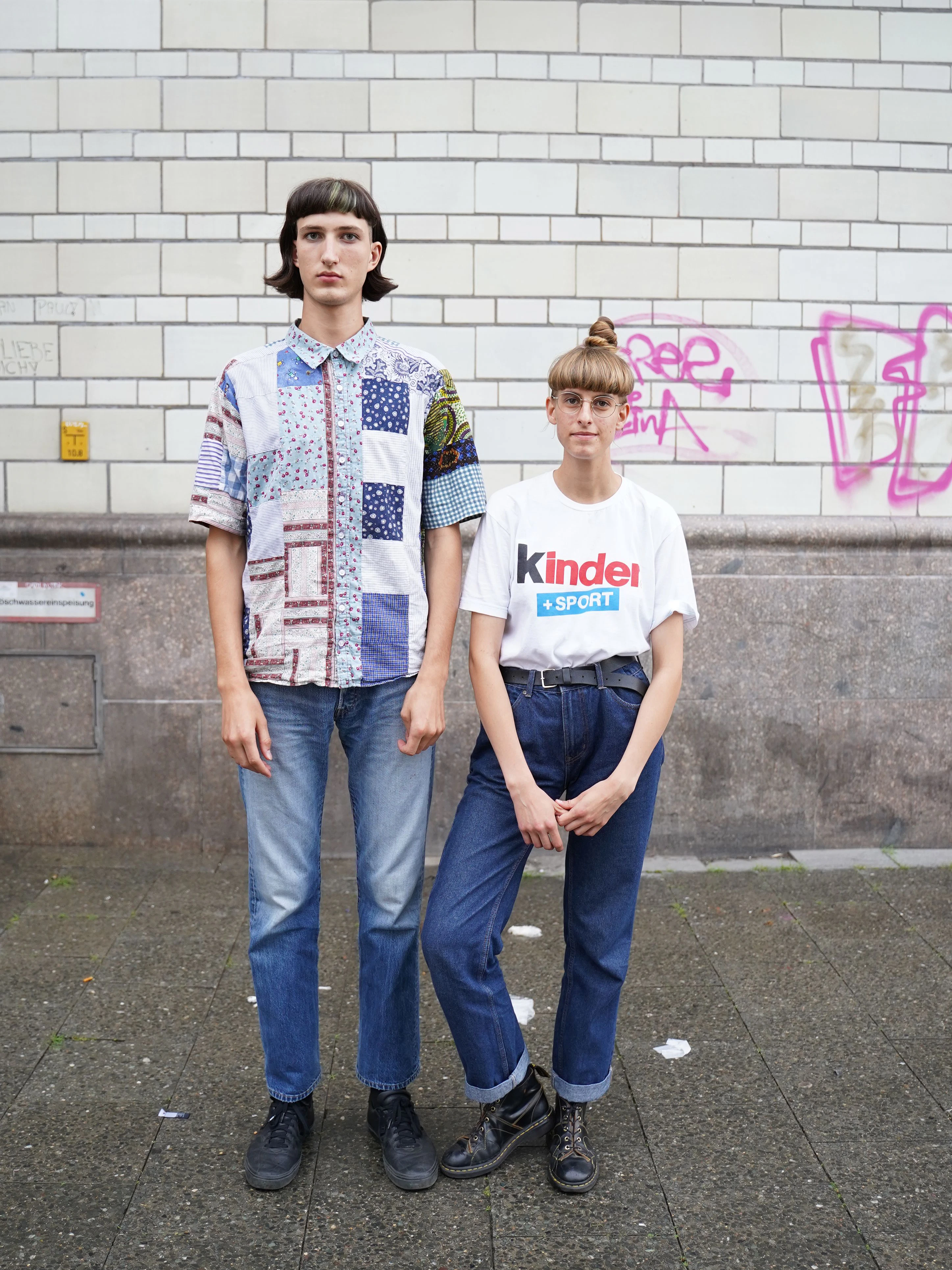 Pony-Partner aus Lyon: Die Musikstudentin Reine hatte diese Frisur samt Undercut zuerst, das inspirierte ihren Freund Raphael zum aufgepeppten Prinz-Eisenherz-Look.