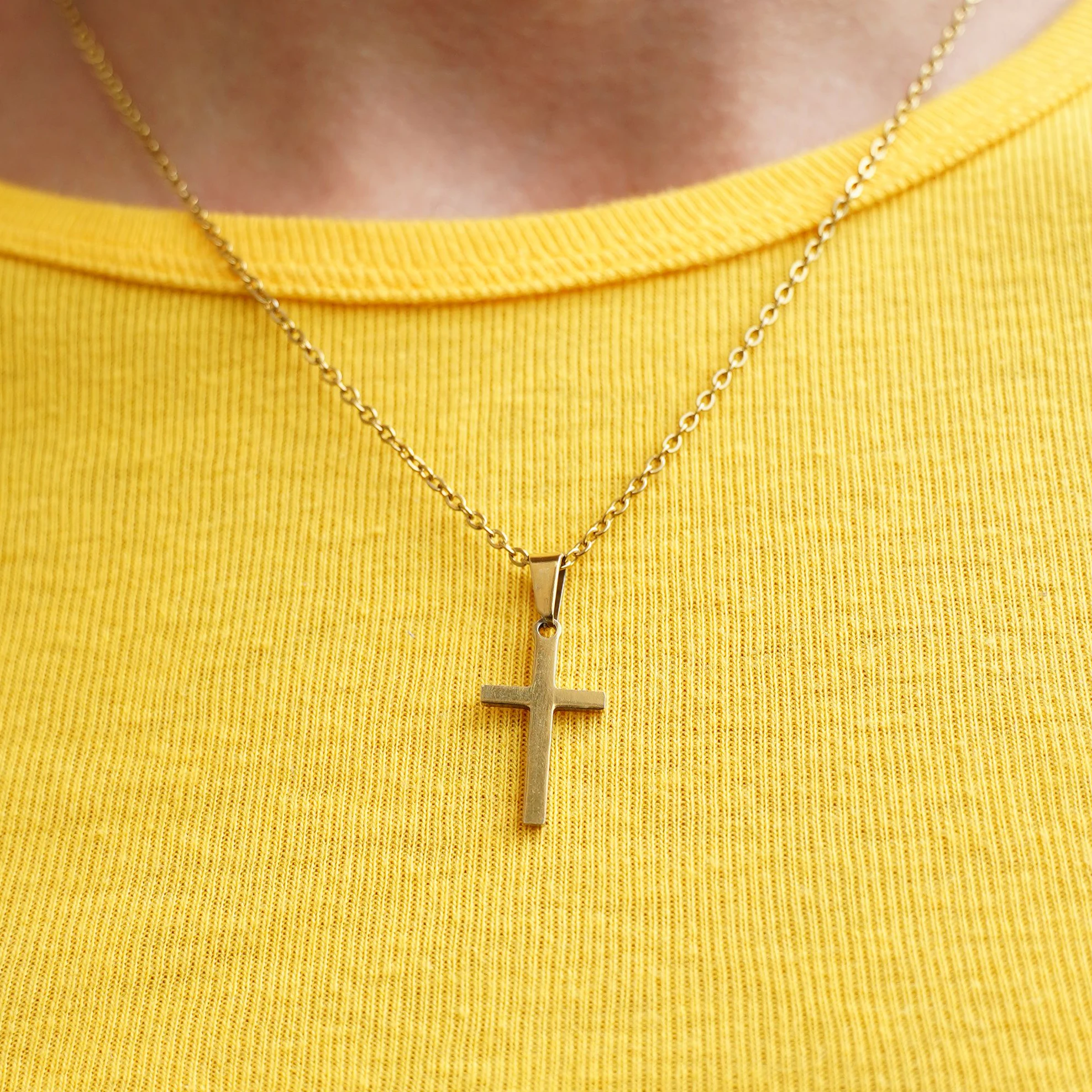 William trägt das Kreuz zwar nicht unbedingt aus Glaubensgründen, dennoch ist er in einer katholischen Familie aufgewachsen, wo dieser Schmuck zur Taufe verschenkt wird.
