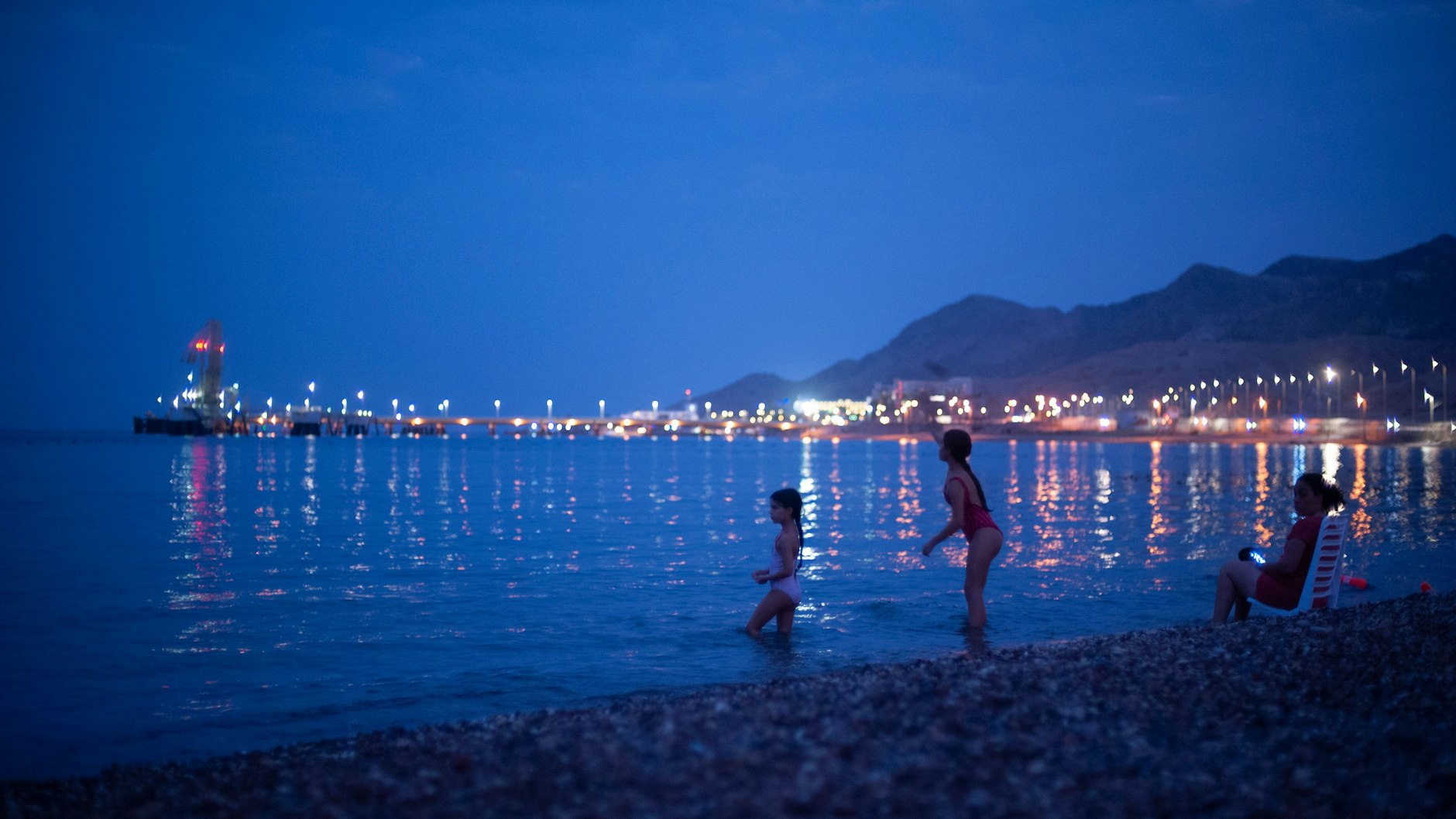 Spielende Kinder am Roten Meer bei der israelischen Stadt Eilat