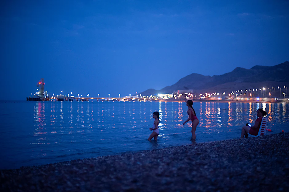 Spielende Kinder am Roten Meer bei der israelischen Stadt Eilat