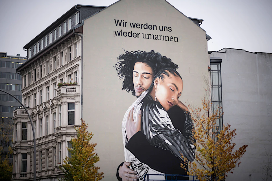 Eine Zalando-Kampagne an einer Häuserwand in Berlin-Mitte. Laut einer aktuellen Umfrage werden Berührungen seit der Pandemie immer seltener.&nbsp;