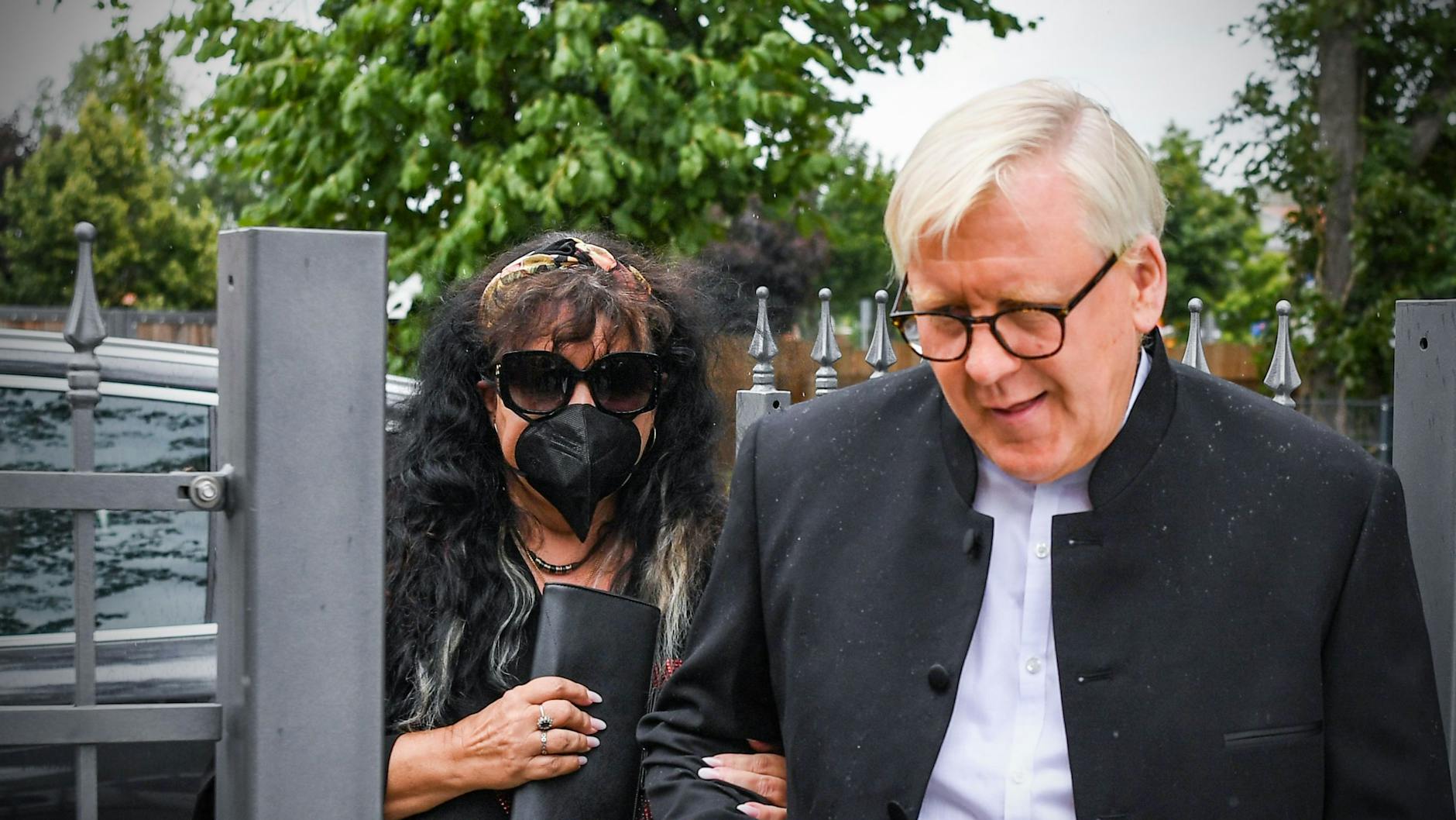 Der Beelitzer Bürgermeister Bernhard Knuth geleitet Witwe Heike Köfer zu der Trauerfeier.<br>