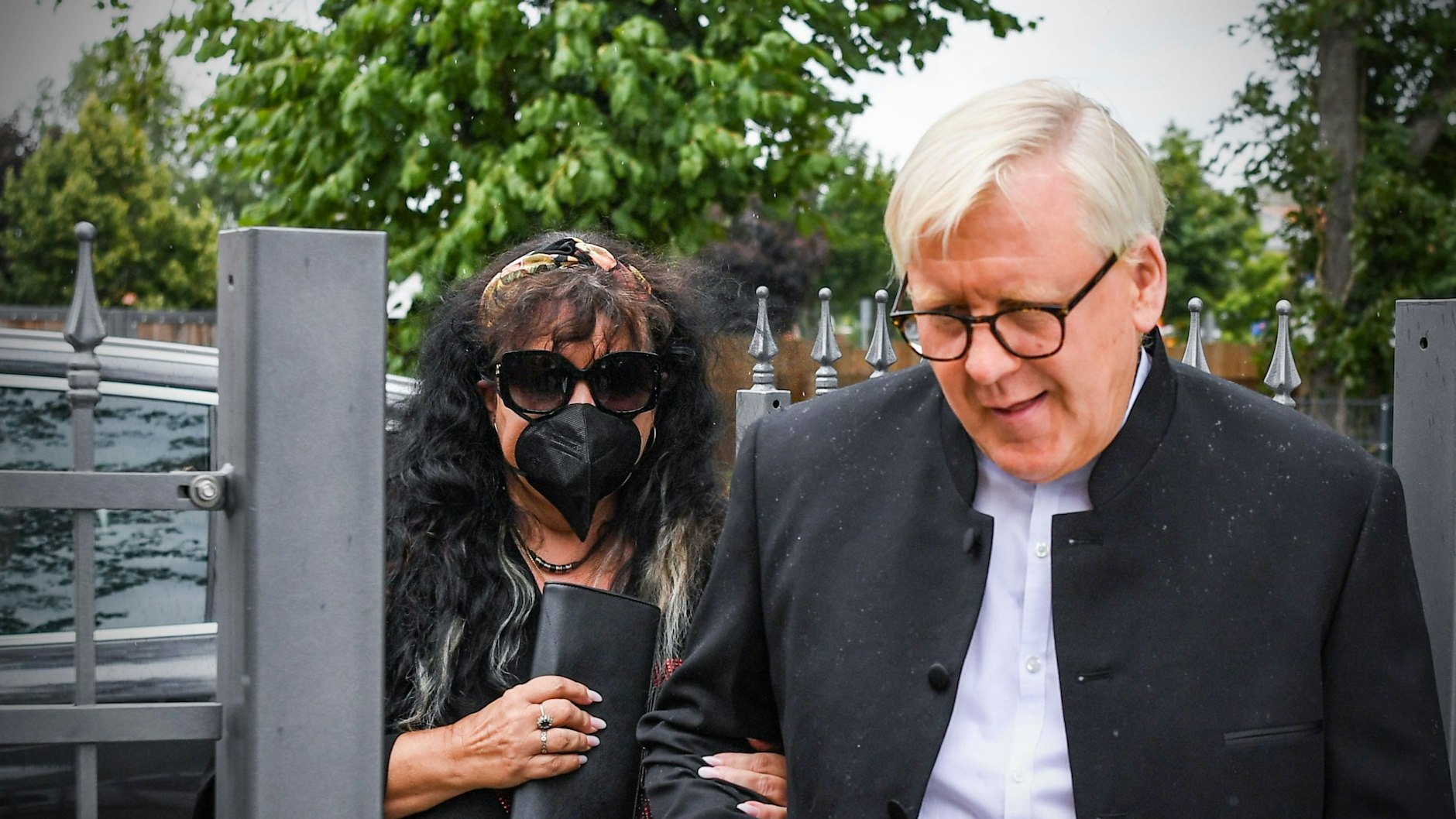 Der Beelitzer Bürgermeister Bernhard Knuth geleitet Witwe Heike Köfer zu der Trauerfeier.<br>