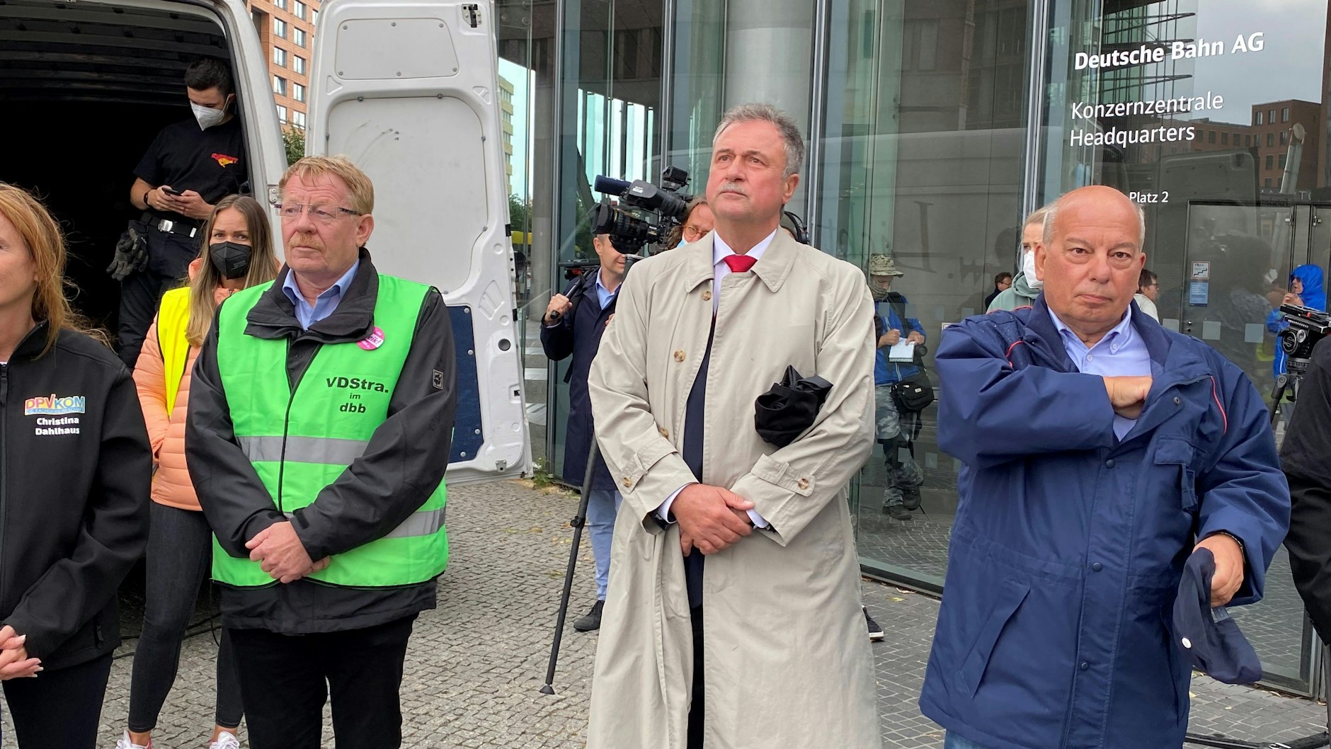 Bei der Kundgebung der GDL und des Deutschen Beamtenbunds am Dienstag in Berlin: Claus Weselsky, Bundesvorsitzender der GDL (2. v. r.), und Rainer Wendt von der Deutschen Polizeigewerkschaft (r.).
