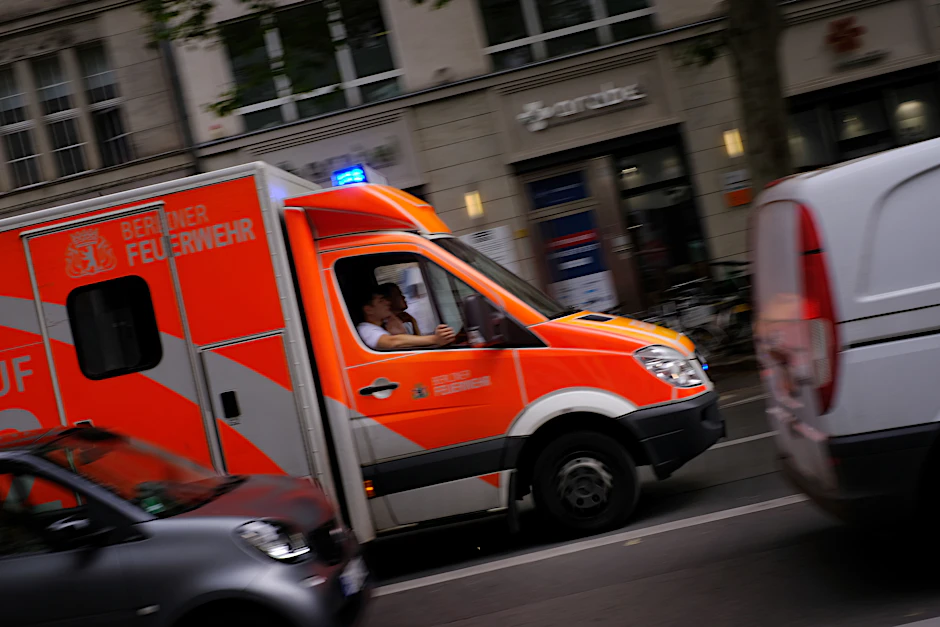 <br>Der Radfahrer wurde mit schweren Verletzungen in ein Krankenhaus gebracht (Symbolbild).