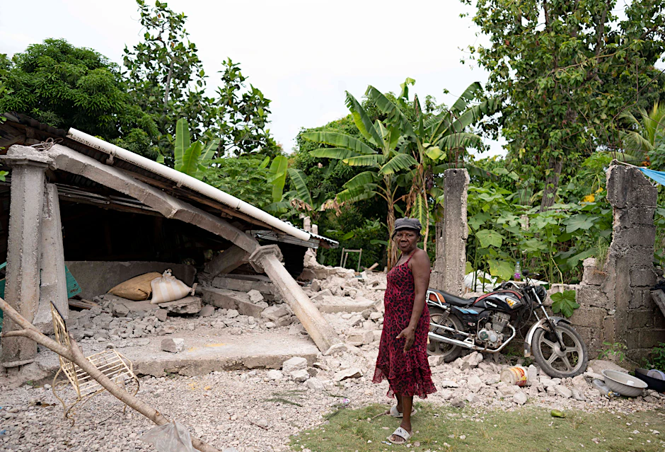 Eine Haitianerin vor ihrem zerstörten Haus in der Erdbebenregion Les Cuyes. Der Tropensturm&nbsp;„Grace“ verschlimmert die Lage vor Ort dramatisch.&nbsp;