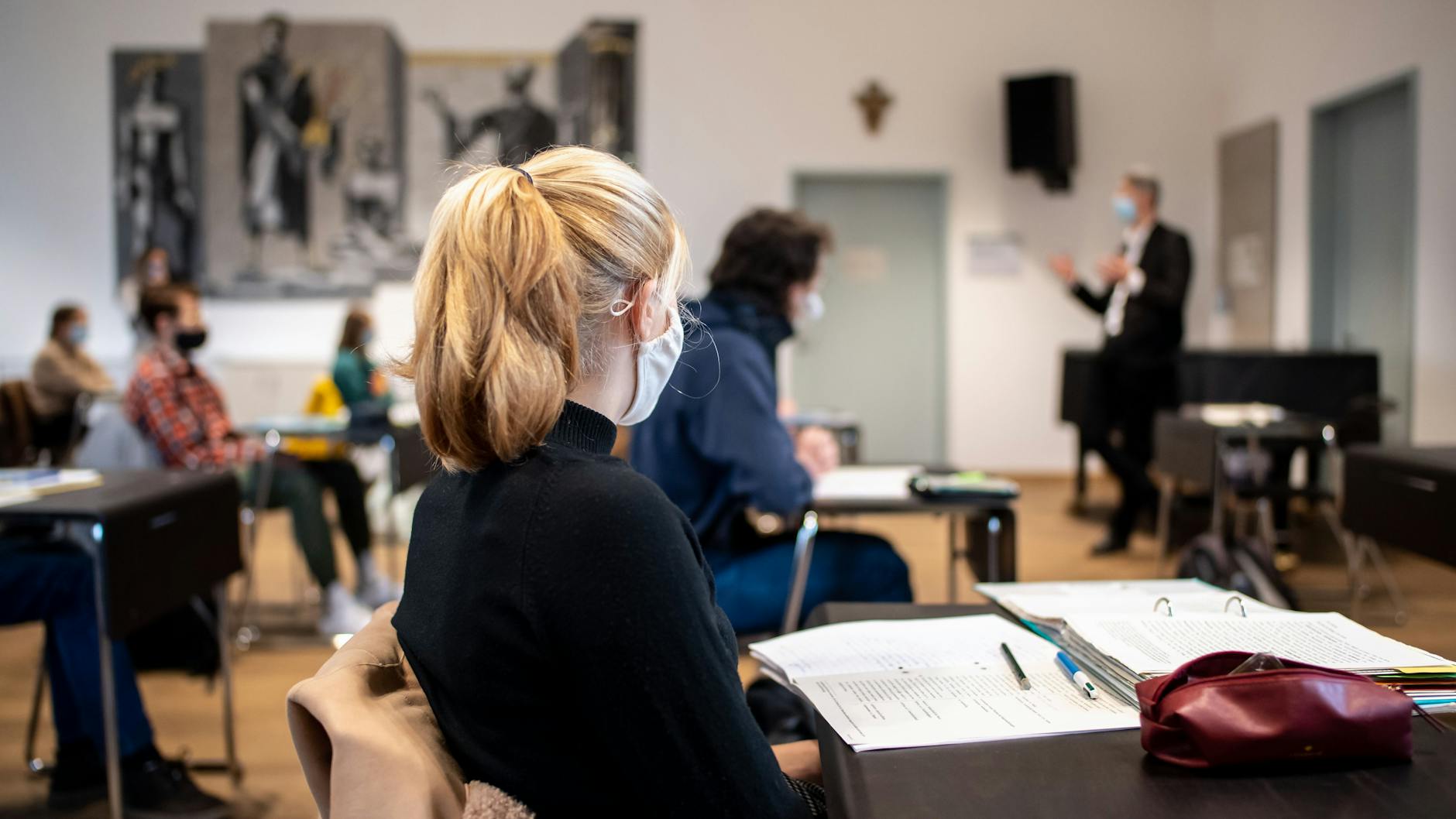 Schülerinnen der Oberstufe im Latein-Unterricht. Eine Entscheidung darüber, ob auch für sie Luftfilter zum Einsatz kommen werden, steht noch aus. Derzeit sieht die Regierung nur eine Bereitstellung von Luftfiltern für die Unterstufe, also für Schüler bis 12 Jahre, vor. 