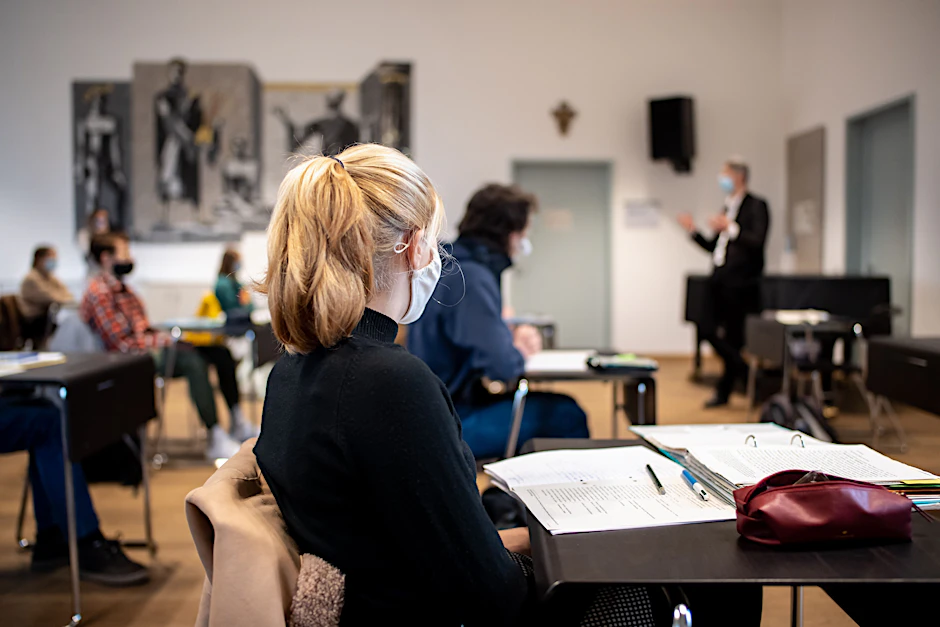 Schülerinnen der Oberstufe im Latein-Unterricht. Eine Entscheidung darüber, ob auch für sie Luftfilter zum Einsatz kommen werden, steht noch aus. Derzeit sieht die Regierung nur eine Bereitstellung von Luftfiltern für die Unterstufe, also für Schüler bis 12 Jahre, vor.&nbsp;