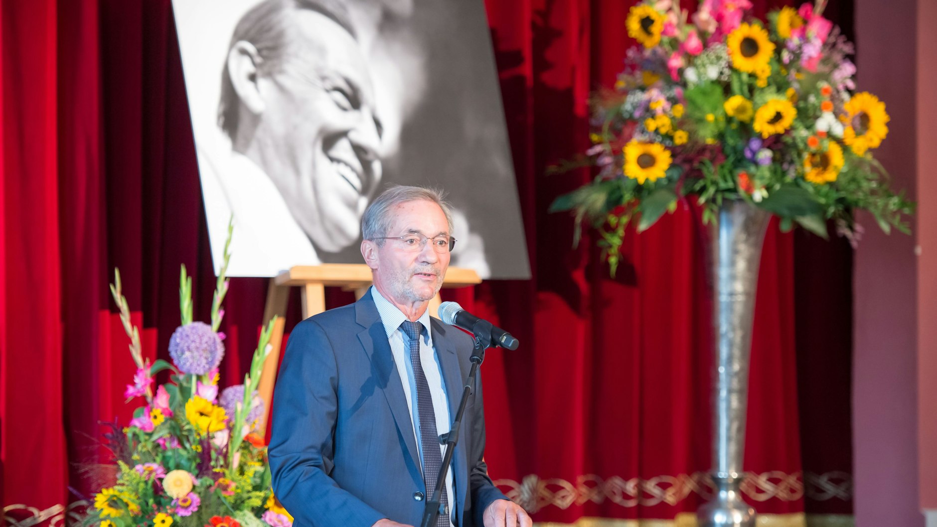 Matthias Platzeck hält eine bewegende Rede auf der Trauerfeier für Herbert Köfer.