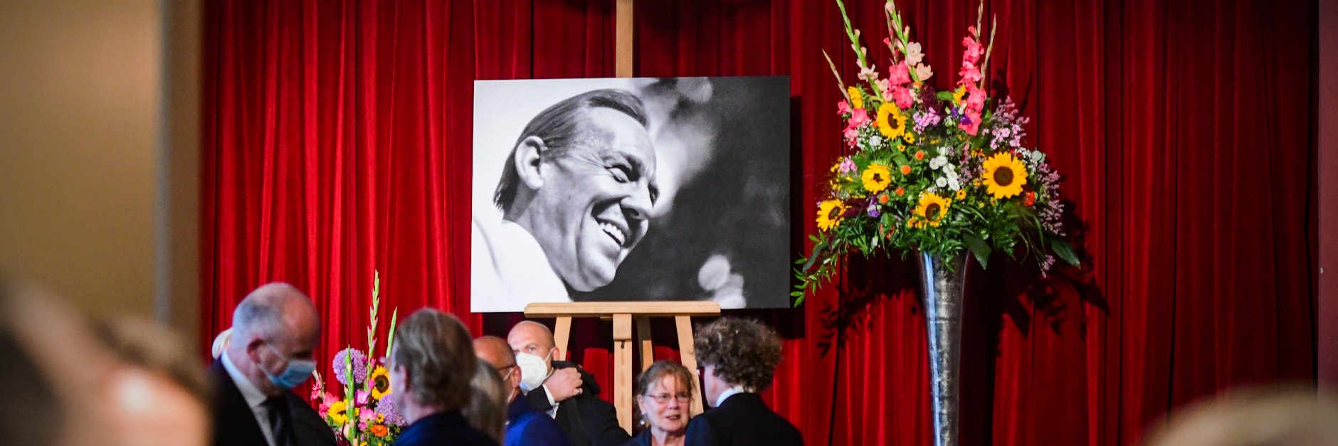 Etwa 200 Menschen sind zu der Trauerfeier für Herbert Köfer im Festsaal des Deutschen Hauses in Beelitz gekommen.<br>