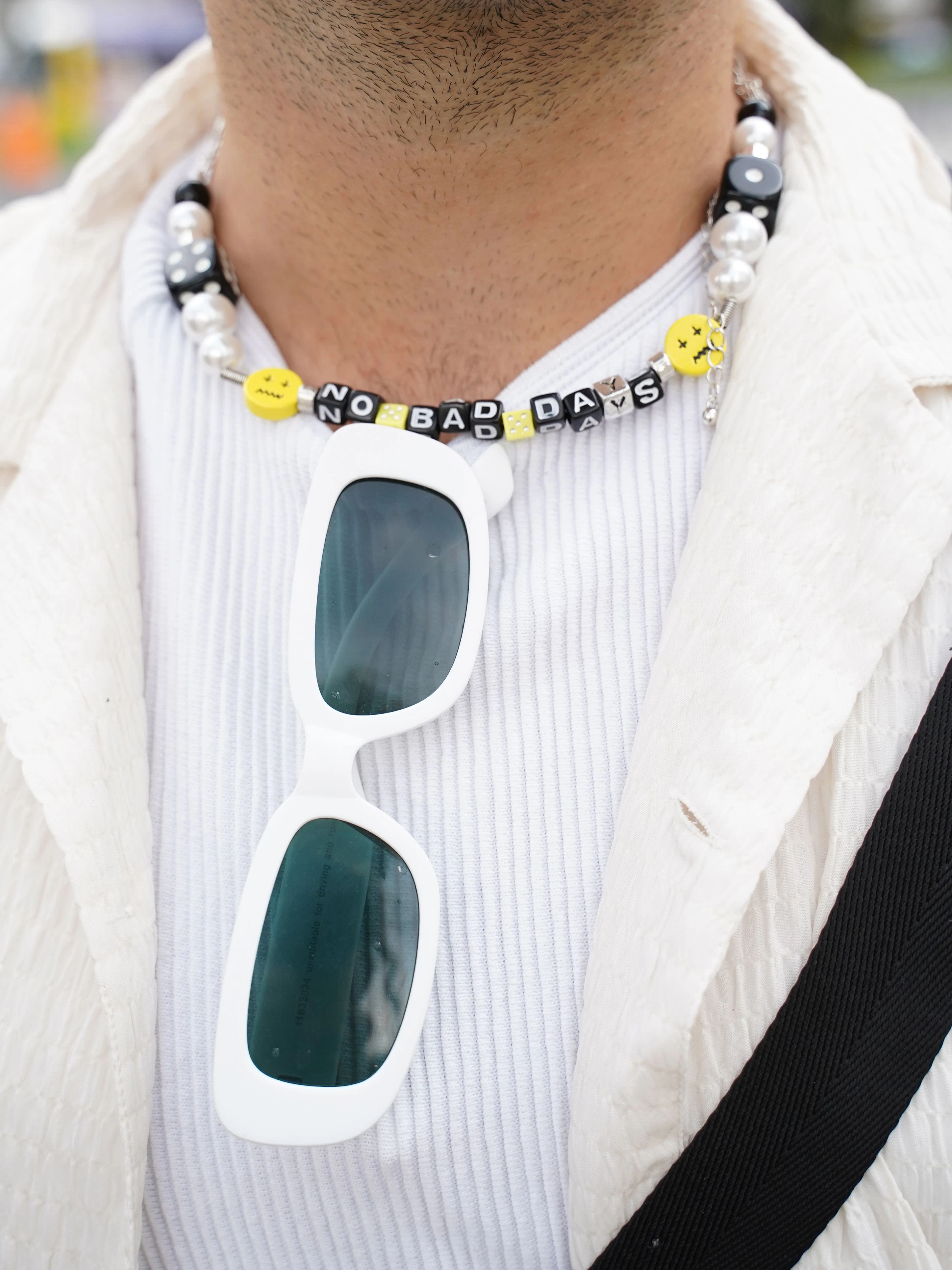 Shayn arbeitet als Management-Assistent in der Gastronomie. Er mischt Modeschmuck mit Wertanlage: Die Kette ist von Bershka, die Brille von Asos ...