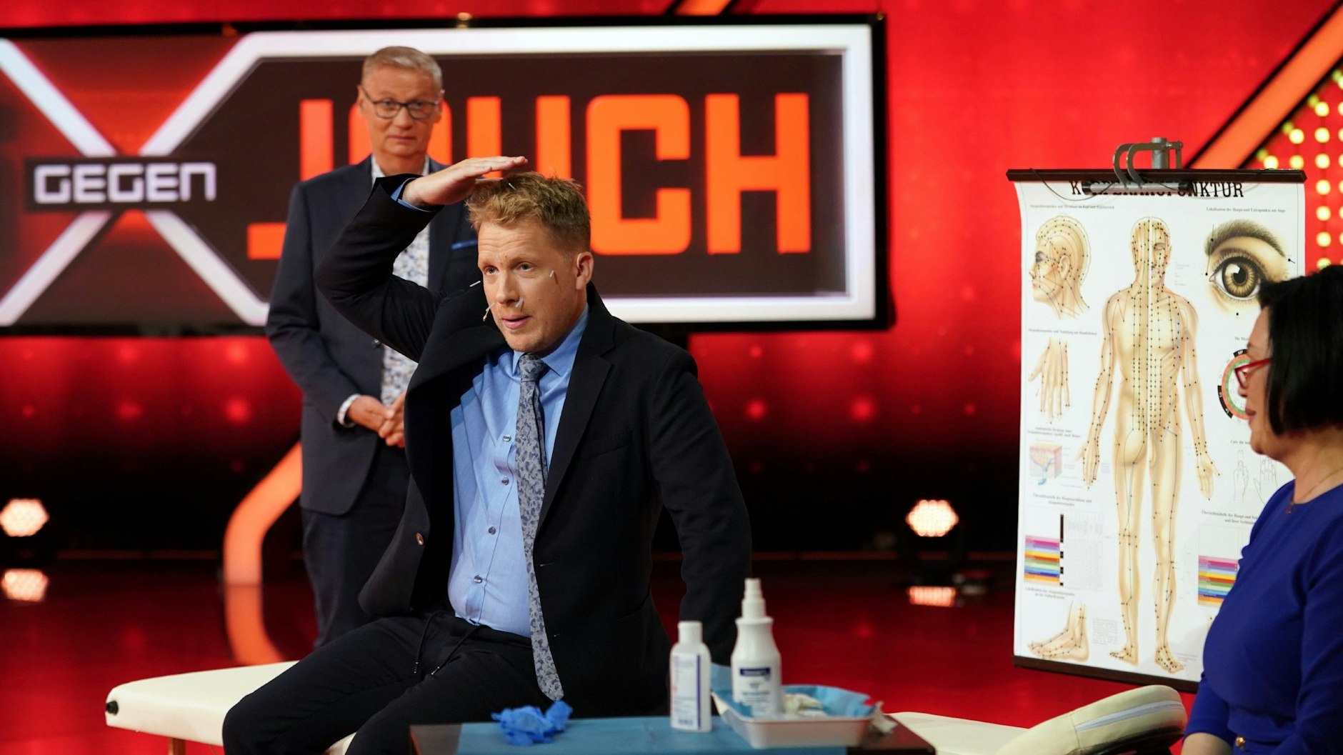 Günther Jauch guckt kritisch zu, wie Moderator Oliver Pocher sich Akupunkturnadeln in die Haut stechen lässt.