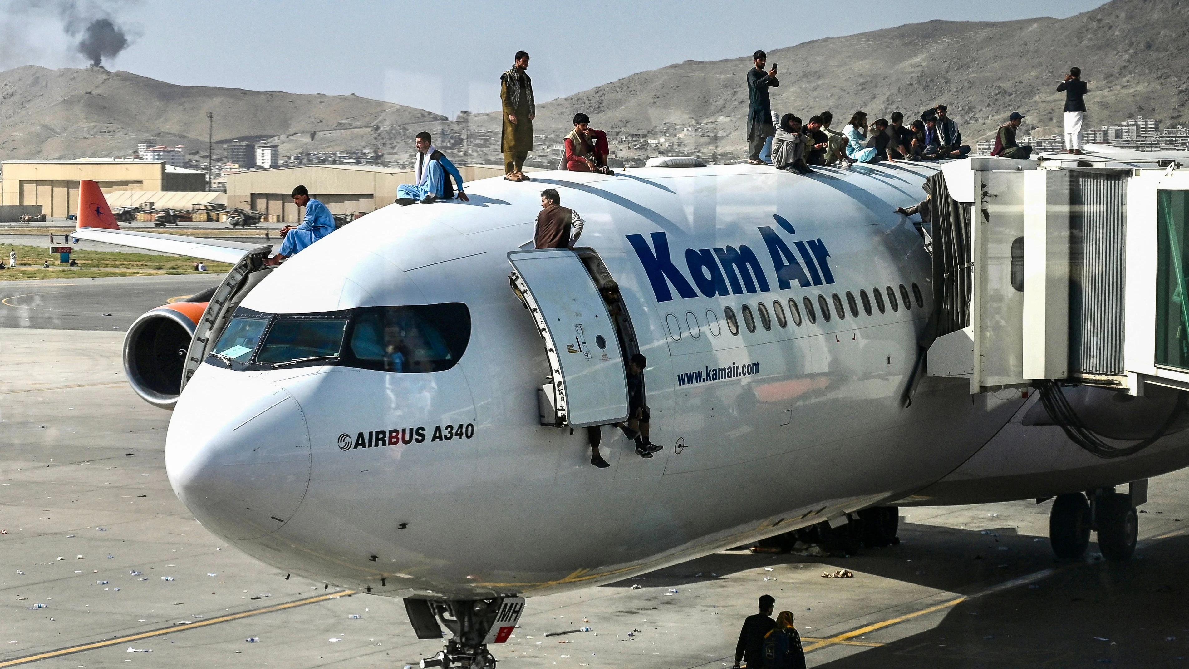 Afghanen sind am Flughafen Kabul auf ein Flugzeug geklettert. Sie hoffen auf eine Chance, das Land zu verlassen.&nbsp;