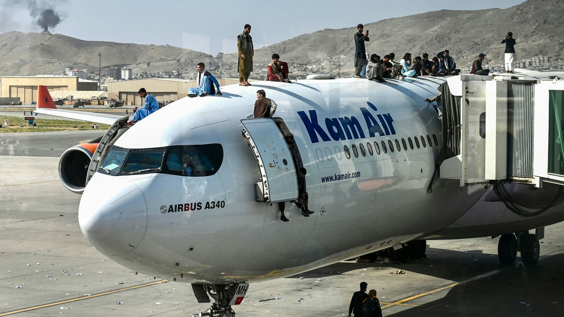 Afghanen sind am Flughafen Kabul auf ein Flugzeug geklettert. Sie hoffen auf eine Chance, das Land zu verlassen. 