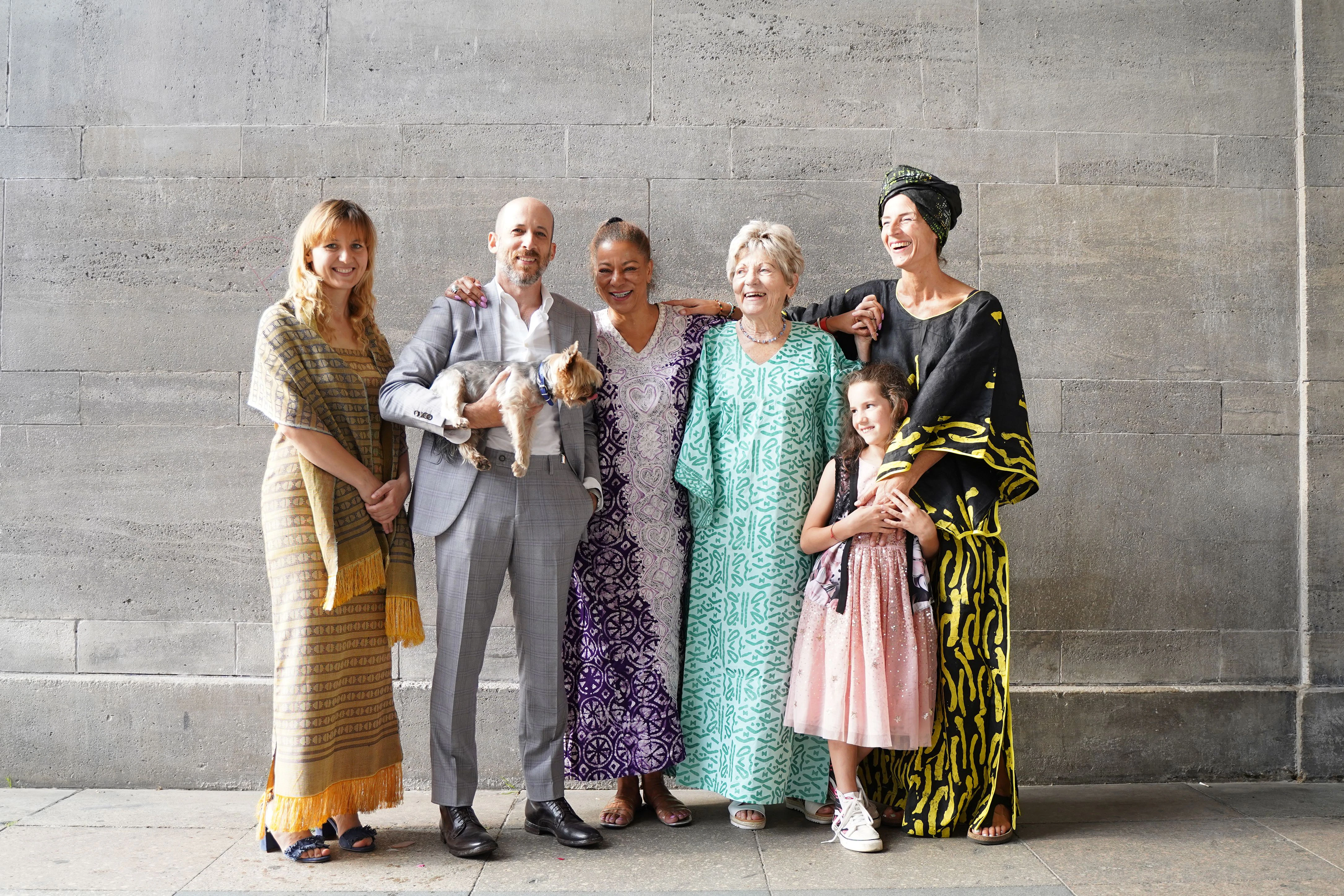 Im Säulengang unter einem der Türme feiert diese prächtig gewandete Gesellschaft den 82. Geburtstag von Annelise. Die Jubilarin wird flankiert von Familie und Nachbarn. Von links: Wassilina, Simone, Halima, Annelise,&nbsp;Maria und Britta. Die Kleider sind aus Nigeria und Ghana, wo Teile der Familie herkommen und gelebt haben.