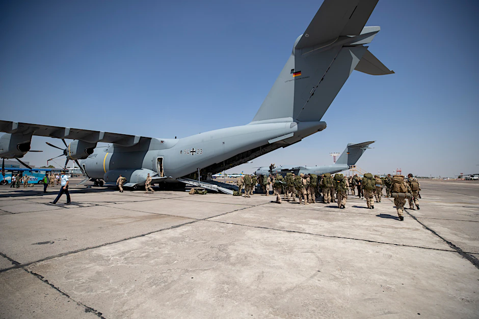 Usbekistan, Taschkent: Deutsche Fallschirmjäger steigen auf dem Flughafen in einen Airbus A400M. Nach der Machtübernahme der Taliban in Afghanistan hat die Bundeswehr unter schwierigsten Bedingungen mit ihrer Luftbrücke zur Rettung von Deutschen und Afghanen begonnen.&nbsp;