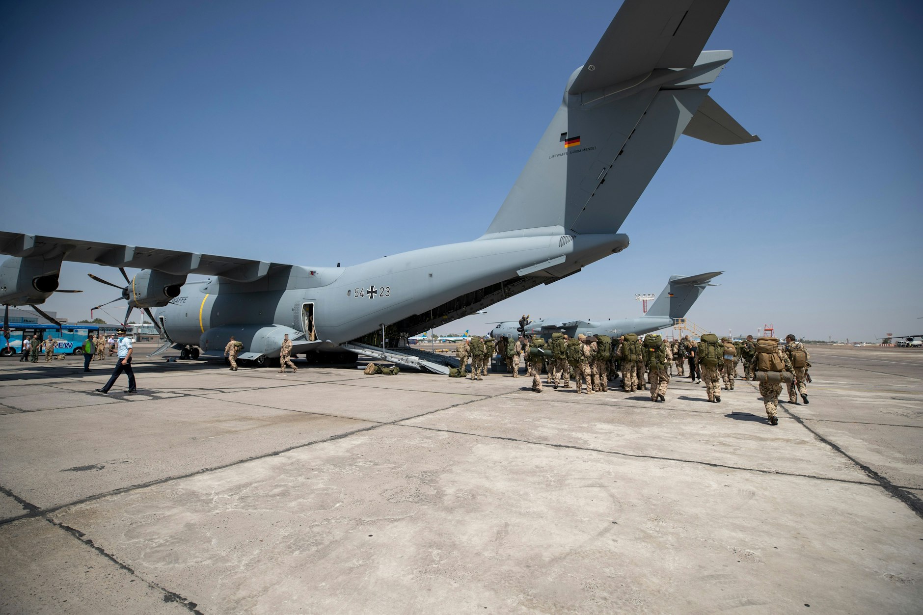 Usbekistan, Taschkent: Deutsche Fallschirmjäger steigen auf dem Flughafen in einen Airbus A400M. Nach der Machtübernahme der Taliban in Afghanistan hat die Bundeswehr unter schwierigsten Bedingungen mit ihrer Luftbrücke zur Rettung von Deutschen und Afghanen begonnen.&nbsp;