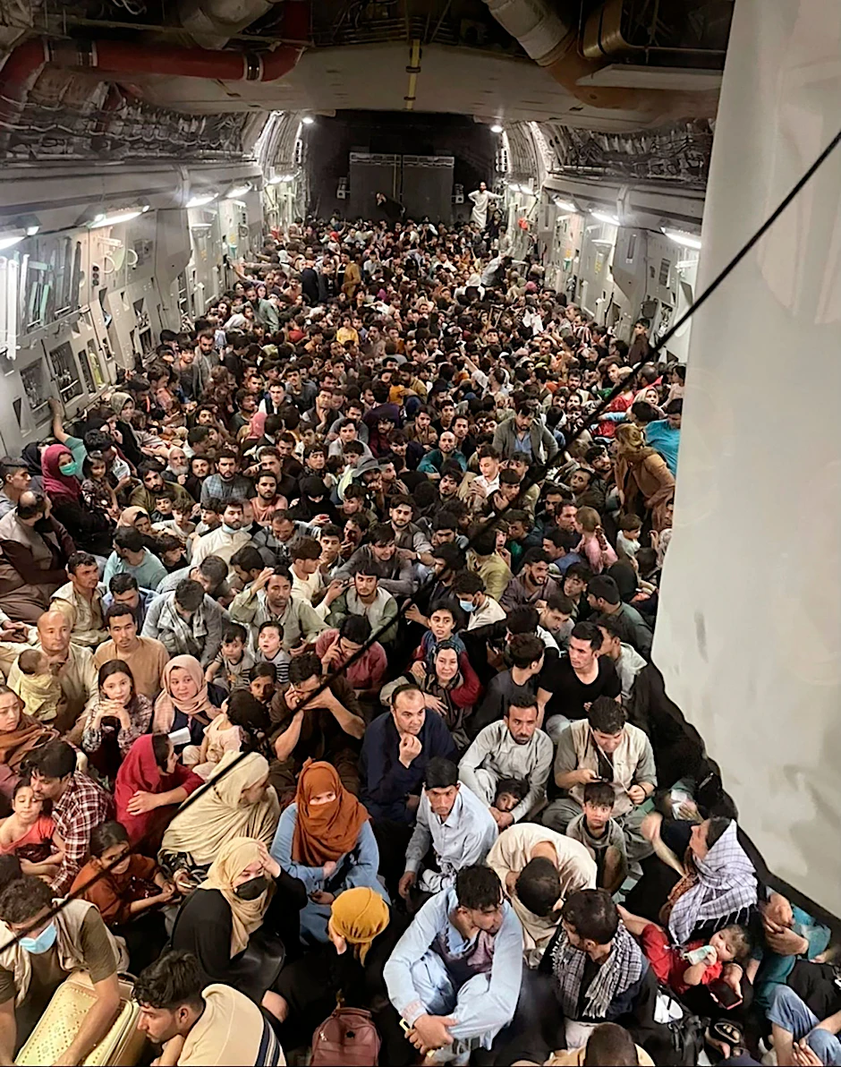 Menschen dicht an dicht in einem amerikanischen Rettungsflugzeug am Sonntag.