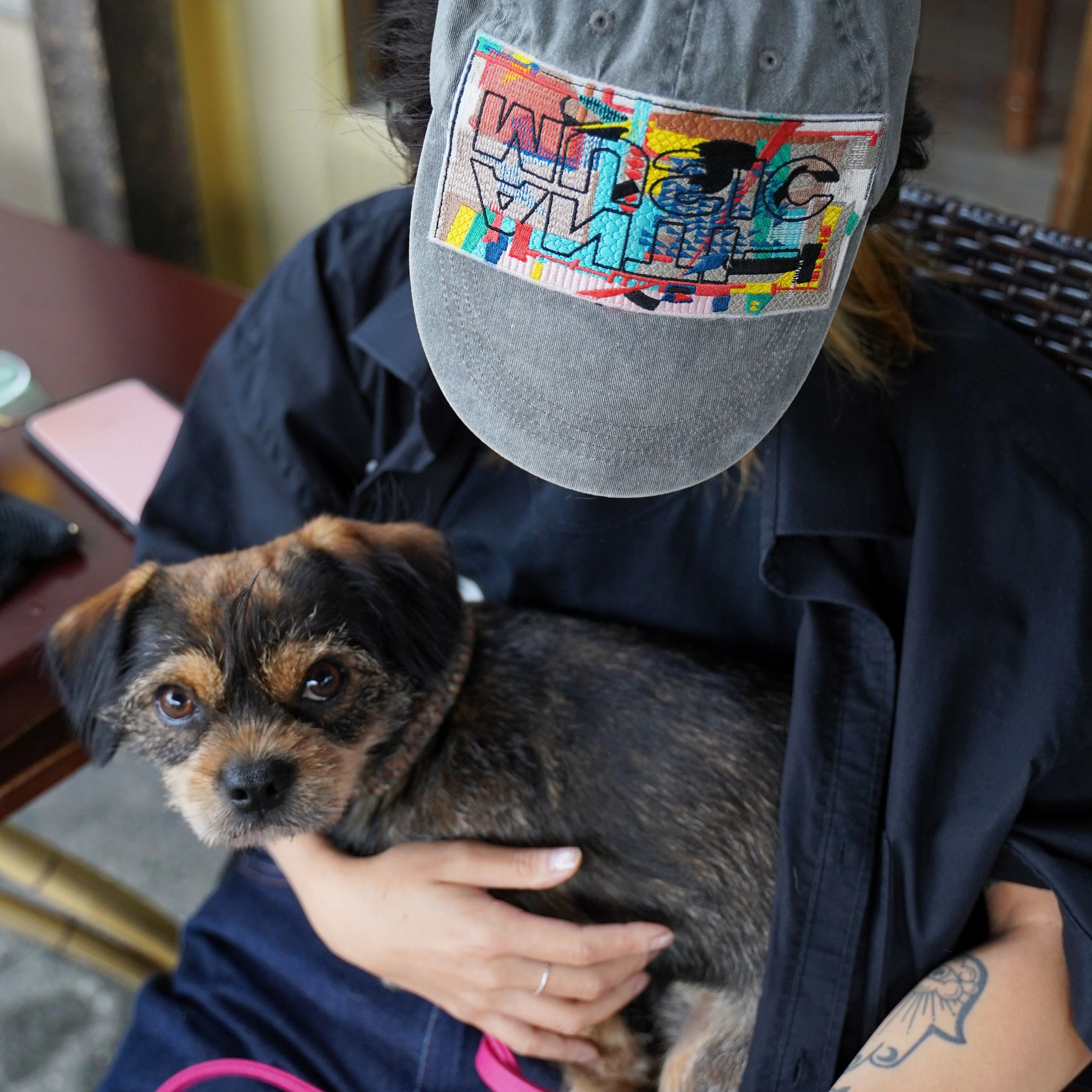 Sieht süß aus, wird aber laut, wenn Frauchen ohne ihn entschwindet: Minihund Mako ist ein Mix aus Shih Tzu und&nbsp;Chihuahua.
