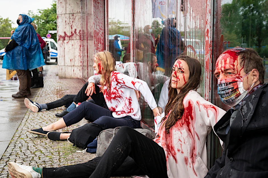 Angeklebt und mit Kunstblut übergossen. Klima-Aktivisten am Dienstag vor der CDU-Parteizentrale in Tiergarten.