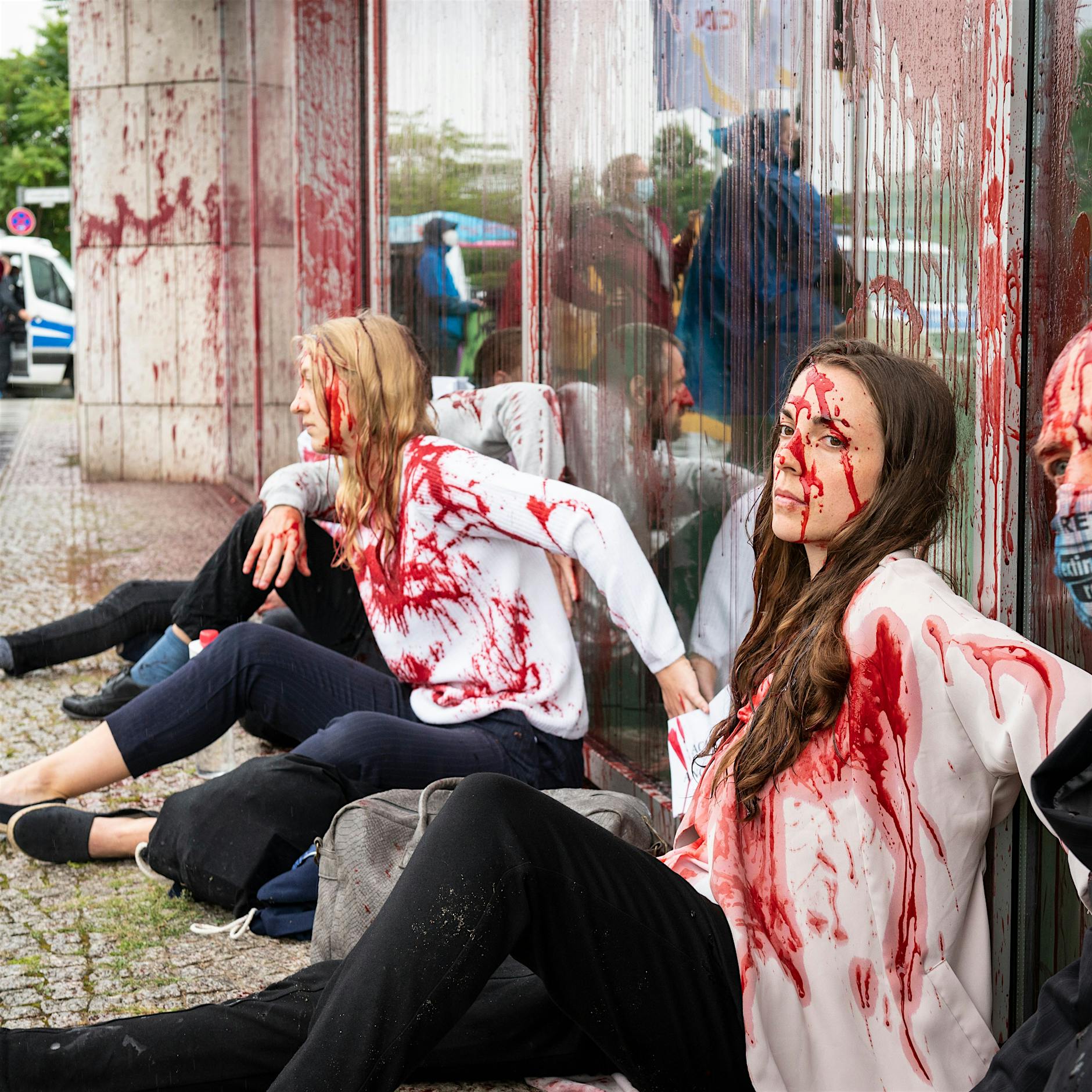 Umwelt-Aktivisten sprühen Kunstblut an die CDU-Parteizentrale