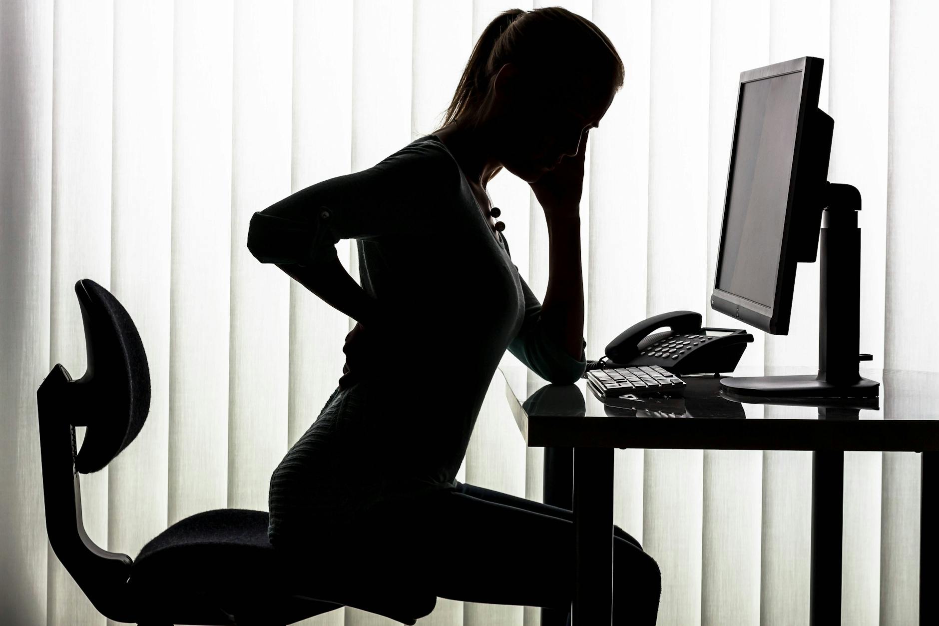 Rückenschmerzen gelten als Volkskrankheit. Langes Sitzen im Homeoffice kann das Leiden verstärken.