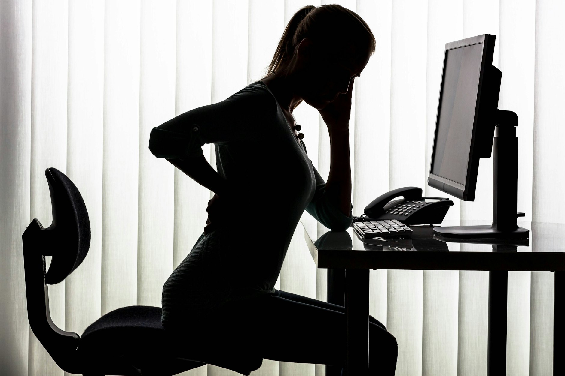 Rückenschmerzen gelten als Volkskrankheit. Langes Sitzen im Homeoffice kann das Leiden verstärken.